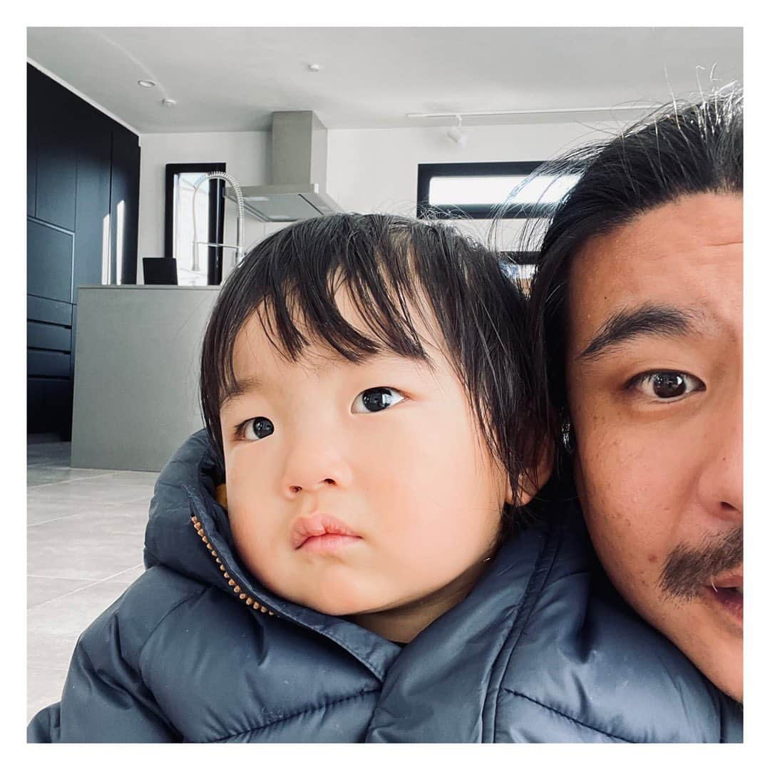 柏木作夢さんのインスタグラム写真 - (柏木作夢Instagram)「Good morning☀️ ・・・ #selfie #son #family #morning #Jr #Keshiki #home #mood #ahappynewyear #chill #goodtimes #instagood #instadaily #instafamily #photooftheday #lovely #l4l #f4f #息子 #2ショット #親子 #景色 #柏木景色 #1歳 #男の子 #正月 #こどものいる暮らし #子供のいる暮らし #親バカ #親バカ部」1月3日 8時03分 - samukashiwagi