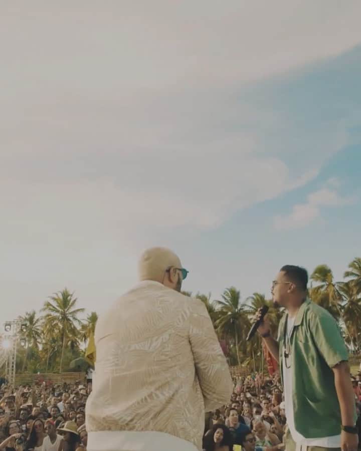 Sorriso Marotoのインスタグラム：「É turma, já começamos o ano com motivos pra comemorar! Batemos 5 MILHÕES de visualizações em #100Likes com o @belo, graças a vocês!   Marca aqui o @ de quem precisa ouvir essa hoje pra começar o ano com tudo 😁✌🏾」