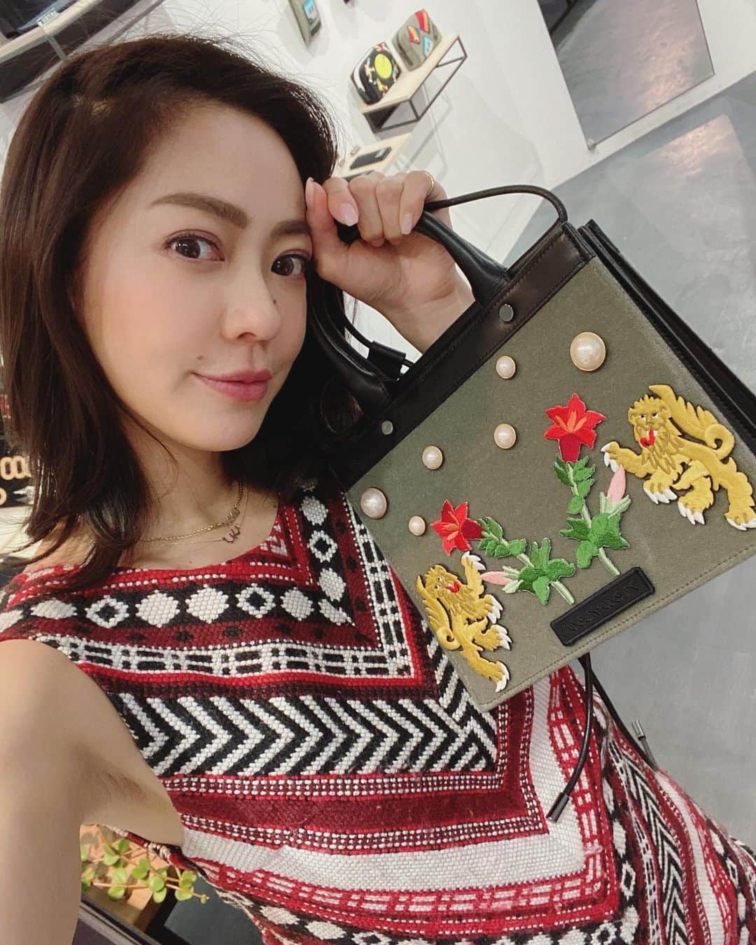 のインスタグラム：「✨本日1月3日公開✨ 🎁🎁🎁 @newneu_tokyo  YouTube でゲスト出演させてもらいました💓 よかったら見てくだしゃい☺️🙏✨ 視聴者プレゼントあります🌟🌟🌟 ぜひ応募して欲しいな❤️✨ カバンは私がデザインしたよ❤️ 激かわ✨✨✨ #youtube #youtuber #newneu」