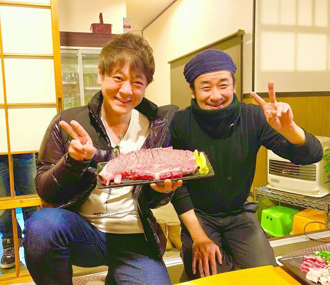 北島兄弟さんのインスタグラム写真 - (北島兄弟Instagram)「* 昨日は、友達がやっているお店「魚国」へ行ってきました。そして、なんとお肉を用意してくれていました〜✨新鮮でこのボリューム！柔らかくて美味しくて元気出ました😆 ・ ・ #友達 #同級生 #魚国 #お肉 #すごい #嬉しい #ありがとう #美味しかった #ごちそうさまでした #北山たけし」1月3日 8時19分 - kitajima_brothers_official