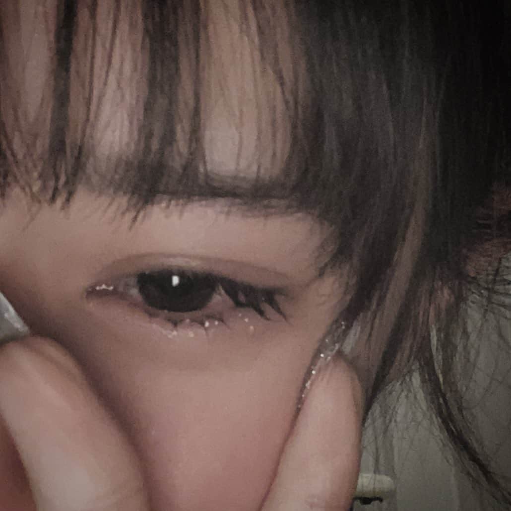 かれんのインスタグラム：「明けましておめでとう御座います。  本日am0:00~am4:30までガン泣きしてました  疲れ過ぎてたみたいです  甘え過ぎてたみたいです  今週中にルールを決めて  決まったらみなさんに共有します  覚えてくれてる人いるかな  ｢自分に甘く自分に厳しく ｣  自分に甘えてた分厳しくしてみます  でも見かけよりなかなか弱い私なので  少し休む事も絶対あるし  うちの厳なんてみなさんの楽かもしれません  だけど自分なりに頑張ってみます  自分なりにとか温い言葉大っ嫌いだけど  実は持久走は得意です  最初の2キロは突っ走っちゃダメって知ってます  濃く長い1年にしたいので  自分のレベルに合わせて  Karen.ちゃんやっていきます  どうか見守っていてください」
