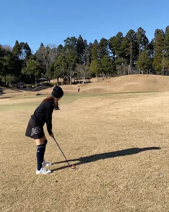 のインスタグラム：「. 自分でもびっくりなアプローチ😆✨ . この日はレギュラーからだったからパーが嬉しい❤️ . 一緒に喜んでくれる仲間も最高です🥺💖 . . . #ゴルフ#golf#⛳️#ゴルフ女子#ゴルフ好き#ゴルフウエア#ゴルフコーデ#ゴルフスイング#골프 #골프웨어 #골프스윙 #여행 #해외여행 #골프스타그램 #골프중독 #와인 #소주 #좋은시간#アプローチ#オッケーパー」