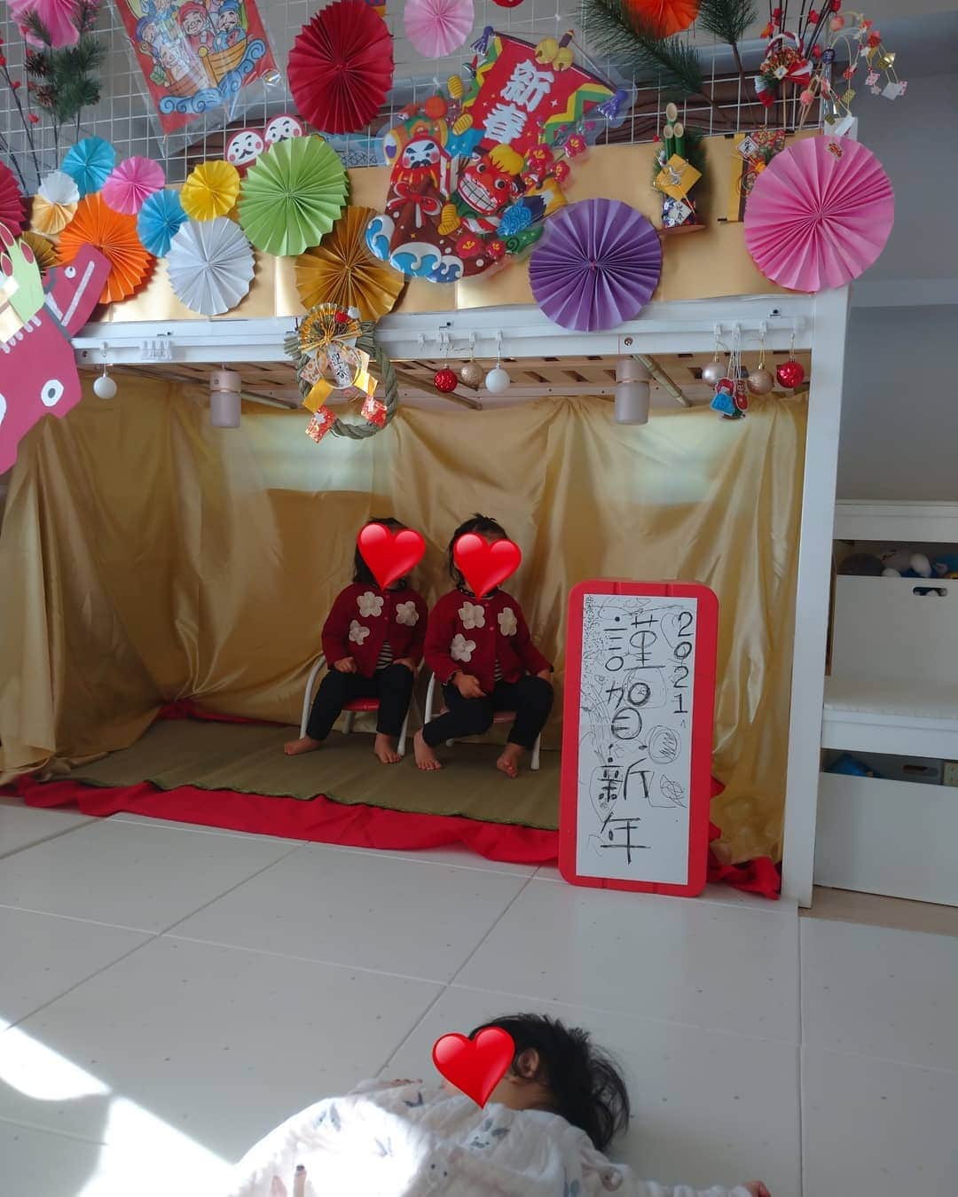 のインスタグラム：「新年のご挨拶遅れました。今年も石田家をよろしくお願いします。  #娘たち #石田たち #双子 #三姉妹 #パワフル」