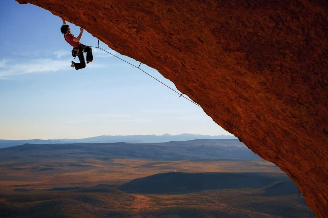 ナショナルジオグラフィックさんのインスタグラム写真 - (ナショナルジオグラフィックInstagram)「Photo by Keith Ladzinski @ladzinski / Professional climber Joe Kinder battles his way up steep limestone on the rim of a cave, high over the Mojave Desert in southwest Utah. For climbers, the winter months in North America are the prime time to hit the desert, where solitude can be found, rock is abundant, and the temperatures and conditions are ideal.」1月3日 8時35分 - natgeo