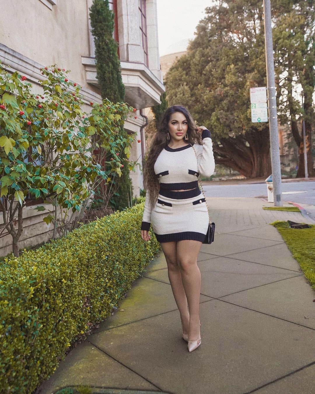Aylen Aのインスタグラム：「@fashionnova ..Sending out happy vibes ✨🖤 fashionnovapartner」