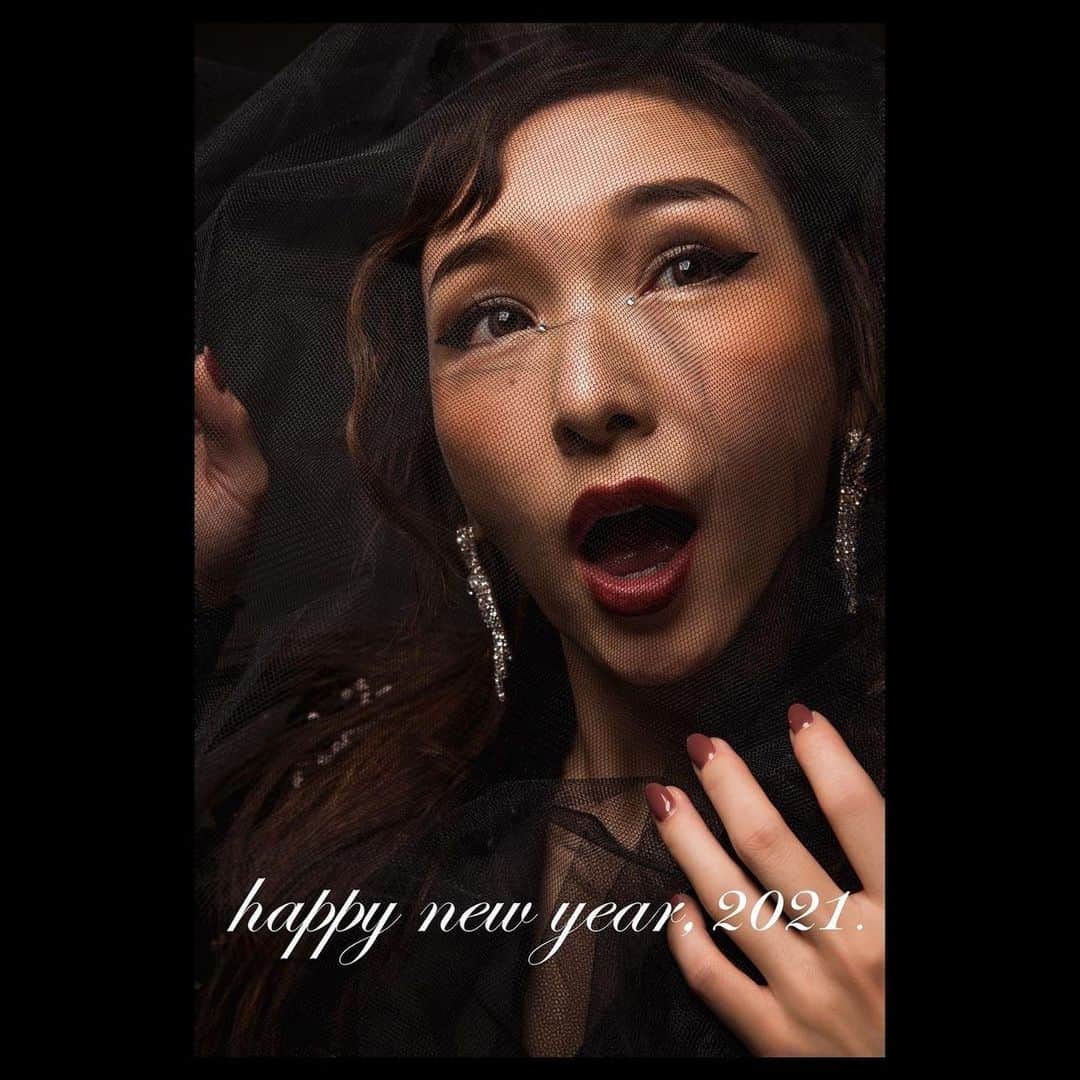 新田桂一のインスタグラム：「今年も沢山撮影できますように！ 2021年も楽しく生きる！ 撮影ありがとうございました😊 @ai.1988kg   HAPPY NEW YEAR😝♥️  今年も頑張って参りますので どうぞ宜しくお願い致します！ 目の前の事に一生懸命頑張っていけば、きっと光が見えて来る！事を信じて進みたいと思います。  頑張りすぎず息抜きしながら、また一年新しい気持ちで楽しみましょうね！ 皆様のご健康とご多福をお祈り申し上げます✨  Hello 2021🌍  photographer : @keiichinitta stylist : @takuto_satoyama hair&make : @noboruok graphicdesigner / retoucher : @yuji.hatakeyama」
