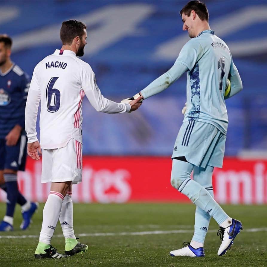ティボ・クルトゥワのインスタグラム：「Victoria frente a un gran equipo que nos exigió lo máximo. + 3 puntos y dejando la portería a 0. Seguimos! #HalaMadrid」