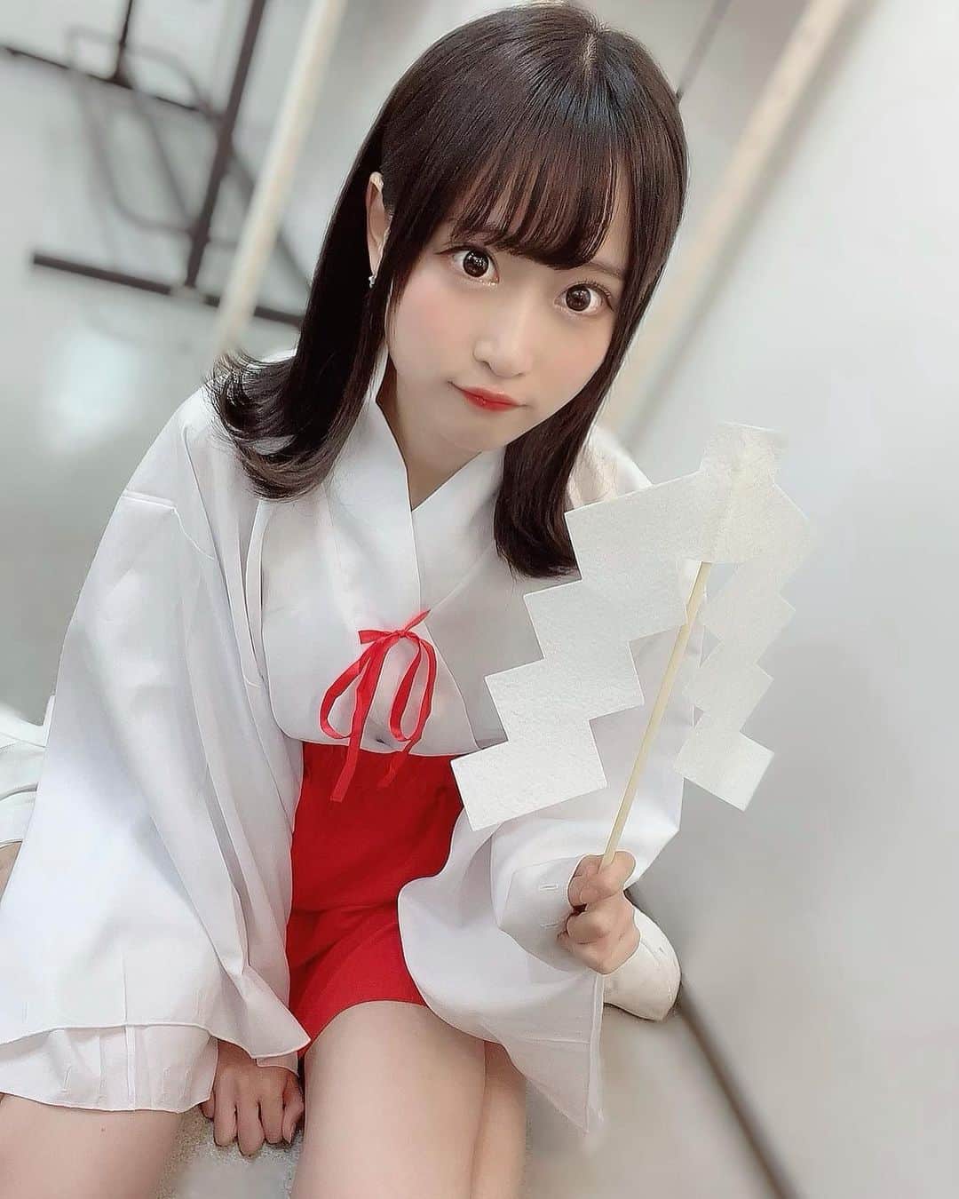 宮花もものインスタグラム：「.﻿ ﻿ ﻿ ﻿ おはようございます今日も素敵な日にしましょ！﻿ ﻿ ﻿ ﻿ #宮花もも #みやももちゃん #アイドル﻿ #巫女 #巫女さん #コスプレ #黒髪﻿ #japaneseidol #japanesegirl #l4l」