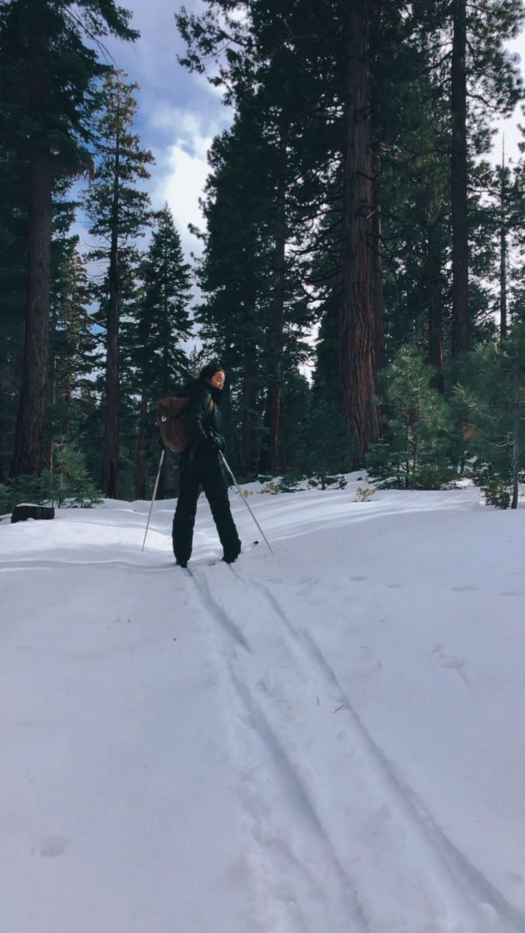 五十川舞香のインスタグラム：「Two tahoes with bad knees speak to another tahoe and ride around trees 🌲❄️⛷ @romanoadison @romanoalexa」