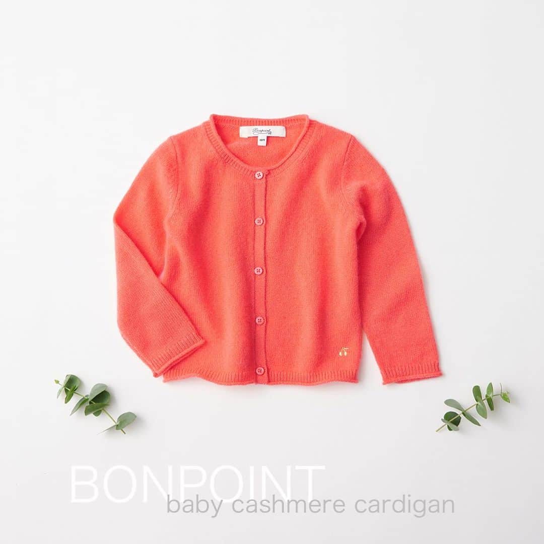のインスタグラム：「Bonpoint_cashmere  cardigan 18M・2A・3A キャンディピンクの肌ざわりの良いカシミア ゴールドチェリーの刺しゅうがポイント！ ．  @lilietnene プロフィールリンクより リリエネネWEBサイトへ  よろしければご購入されたお客さまは #lilietnene のタグづけをして投稿して 頂ければ嬉しいです！  パリのこども達とのライフスタイルや、 情報を発信する @lilietnene_paris もぜひご覧ください。 ．  #bonpoint #ボンポアン #ベビーカシミアカーディガン #babycashmerecadigan #フランスの子供服ブランド #チェリー #lilietnene #リリエネネ #babyfashion #kidsfashion #paris #出産祝い #gift #キッズセレクトショップ #キッズファッション女の子 #ベビーファッション女の子 #女の子のママ」