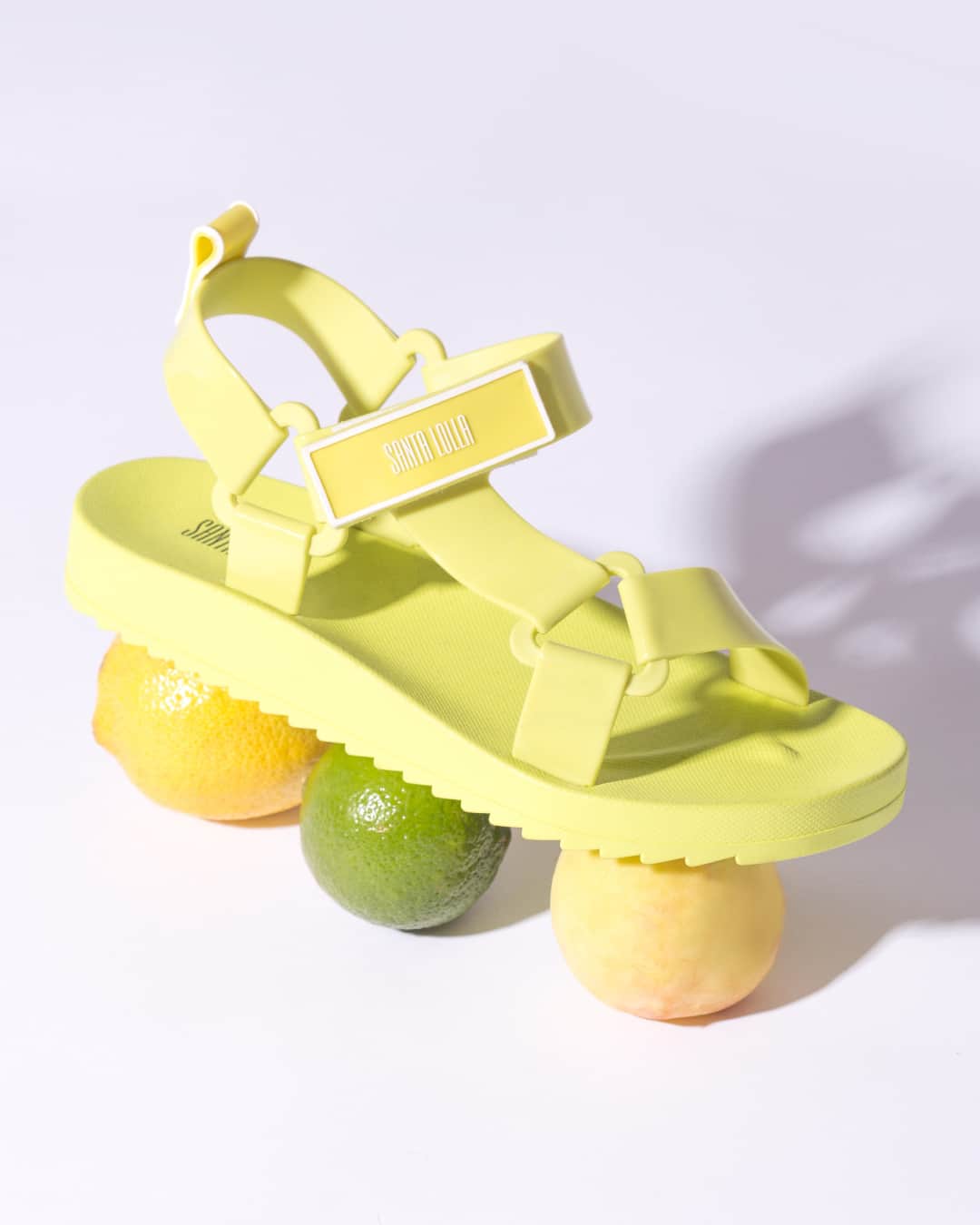 Santa Lollaのインスタグラム：「Tem shape-tendência passando pela sua timeline! A chunky flat é definida por essa construção mais robusta e fechamento em velcro, dando aquele toque sporty ao modelo na cor avocado. [ R$149,90 cada ] #santalollaverao21 #goodvibes #chunkyflats #avocado」