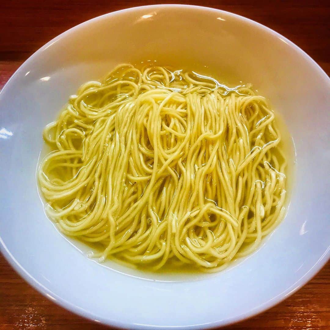 無化調ラーメン「ゆきふじ」のインスタグラム：「新年のお慶びを申し上げます。  昨年は大変な一年でありましたが、新年を無事に迎えることができました。  こうやってお店を継続出来ているのも、ひとえに皆様方のお力添えがあったからこそと思います。  今年がどんな年になるのか想像もつきませんが、只々美味しいものを作って皆様に喜んでいただけるよう努力するだけです。  今年の大きな目標のひとつは、 『究極の潮ラーメン』を仕上げることです。  半年ほど前からたびたび試作は行っていましたが、完成の糸口も掴めませんでした。 これを3月までに仕上げることを使命と考えます。  今年も挑戦は続きますが、レギュラーメニューも御贔屓にお願い致します。」