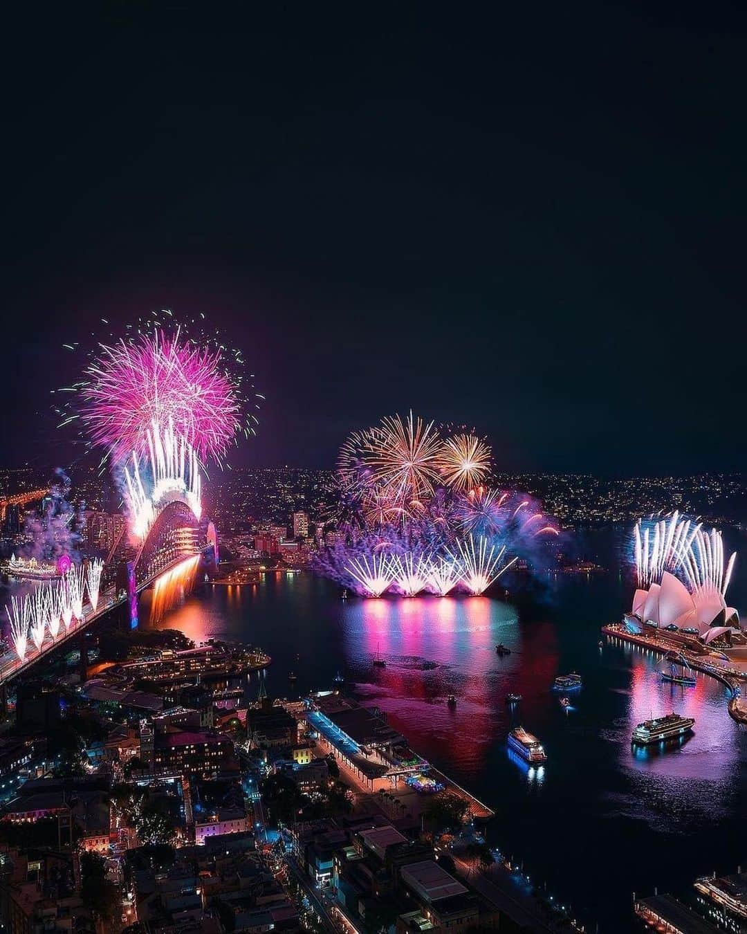 エミレーツ航空さんのインスタグラム写真 - (エミレーツ航空Instagram)「A new year with new beginnings. The world welcomes 2021.✨  #SeeTheWorld #HappyNewYear #2021 #FlyEmiratesFlyBetter  Dubai: @sidharthvithaldas @abdulazizbusaud @u3e  Sydney: @_danieltran_  Singapore: @dotzsoh  London: @clickophil_studios  Tromsø: @m.douglas88  Auckland: @munchishots」1月3日 0時01分 - emirates