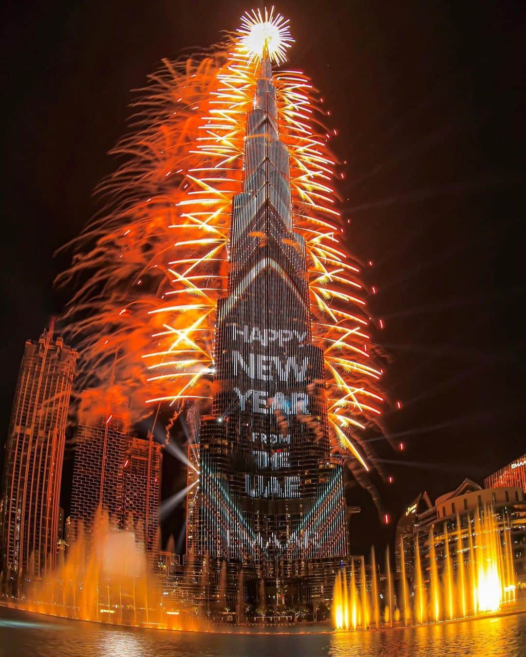 エミレーツ航空さんのインスタグラム写真 - (エミレーツ航空Instagram)「A new year with new beginnings. The world welcomes 2021.✨  #SeeTheWorld #HappyNewYear #2021 #FlyEmiratesFlyBetter  Dubai: @sidharthvithaldas @abdulazizbusaud @u3e  Sydney: @_danieltran_  Singapore: @dotzsoh  London: @clickophil_studios  Tromsø: @m.douglas88  Auckland: @munchishots」1月3日 0時01分 - emirates