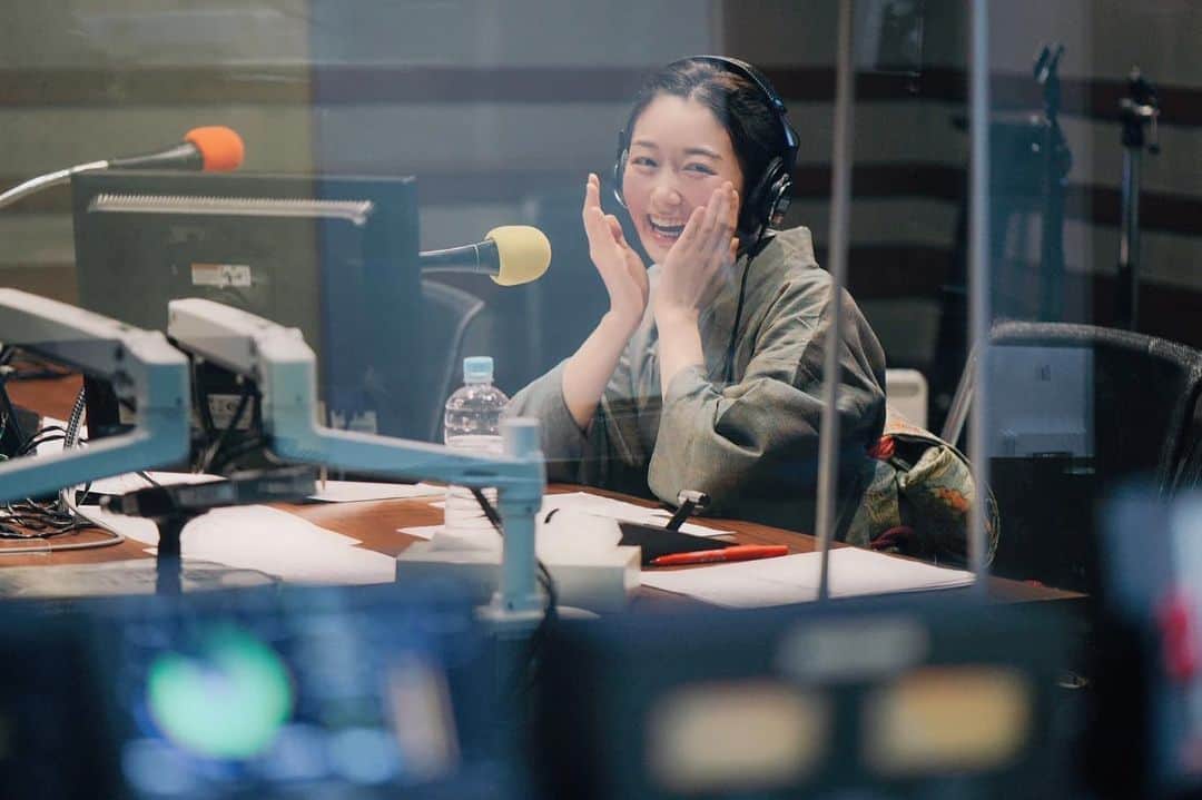 のインスタグラム：「. . 割烹おかみラジオ、  ではなく💁‍♀️  元旦ラジオで落語をやらせていただきました。  毎週金曜日、生放送でパーソナリティを担当している JFN『simple style-オヒルノオト-』のゲストコーナー に、桂 喬香として出演しました😂一人二役！？　  お正月ということで今日だけのスペシャルver🙇‍♀️ はじめてラジオでの落語、12月出演が決まってから実はずっとドキドキしてました。笑  『 #酒の粕 』という一席🍶、ほろ酔いなお噺。 リスナーさんの反応も沢山いただけて、 楽しんでもらえてたら嬉しいなーーっ！ともうそれだけ。 終わってからやっと少しずつ、、 新年になったのかと実感湧いてきております。w  実は“酒の粕”は初のネタおろし！今回こんな機会をもらえて本当にありがたかったです🥚❣️ 今回はラジオなので声のみでしたが、 またいつか生でお客さんと同じ空間でお聴きいただける機会もあればいいなと思います。  座布団の上の宇宙ぅ〜🌎👘✨  想像力が広がっていく 落語 & ラジオは通じるものがあるのかなぁと 思います。  お聴きくださったみなさま、 ありがとうございました🧡  聴き逃したよーという方、 radikoからもアーカイブ1週間ですが聴けるので よければ是非😚👂\♡/   音声コンテンツ　おまゆの湯♨︎ こちらは音声アプリ「Audee」からどうぞーー▶︎ https://audee.jp/voice/show/26873 . .」