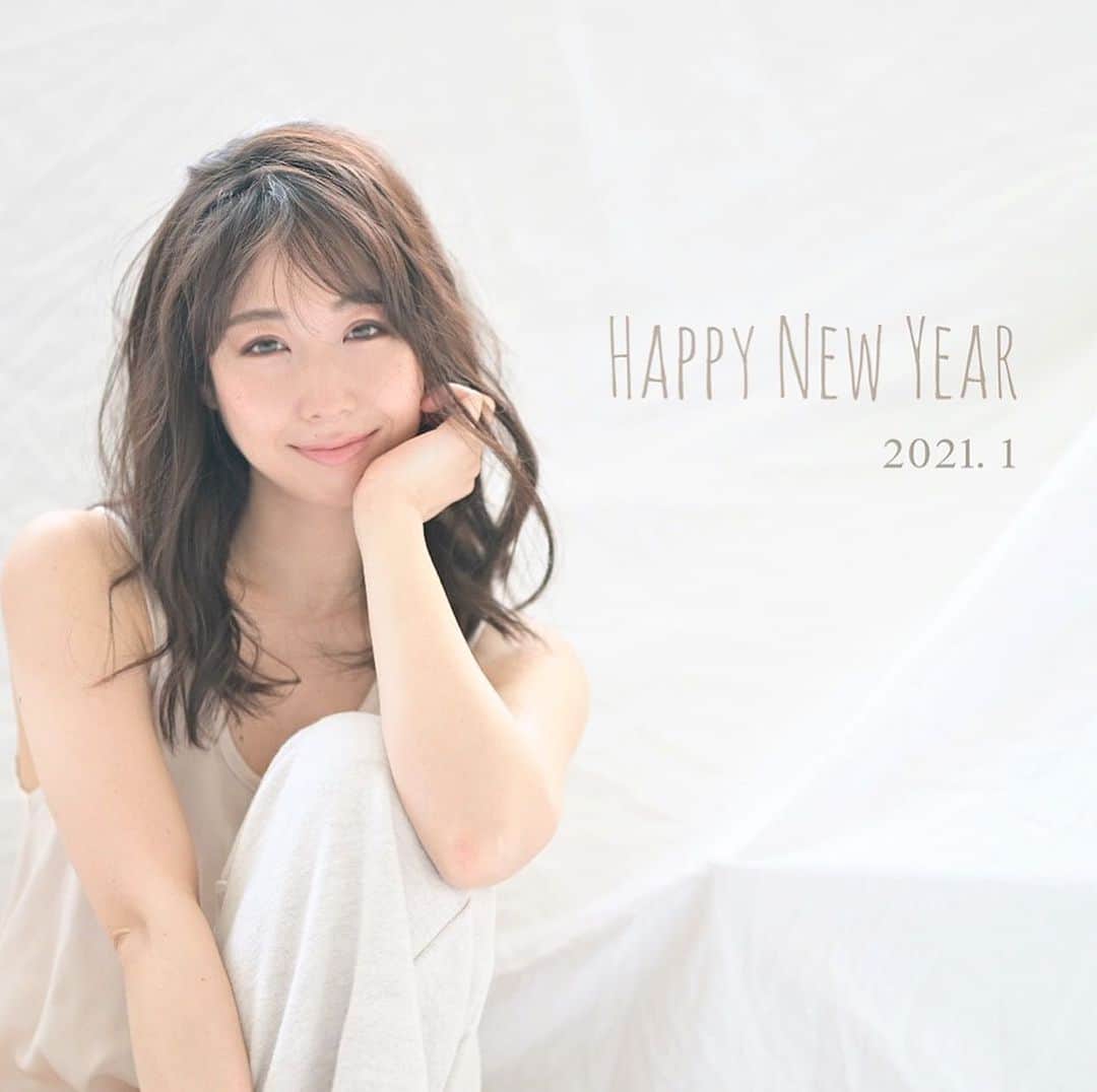 崎本ゆかりのインスタグラム：「ご挨拶 出遅れました。。  あけましておめでとうございます🎍 2021年、恙なく どうか沢山の笑顔溢れる年になりますように…  今年もよろしくお願い致します♡  #2021 #happynewyear #無病息災」