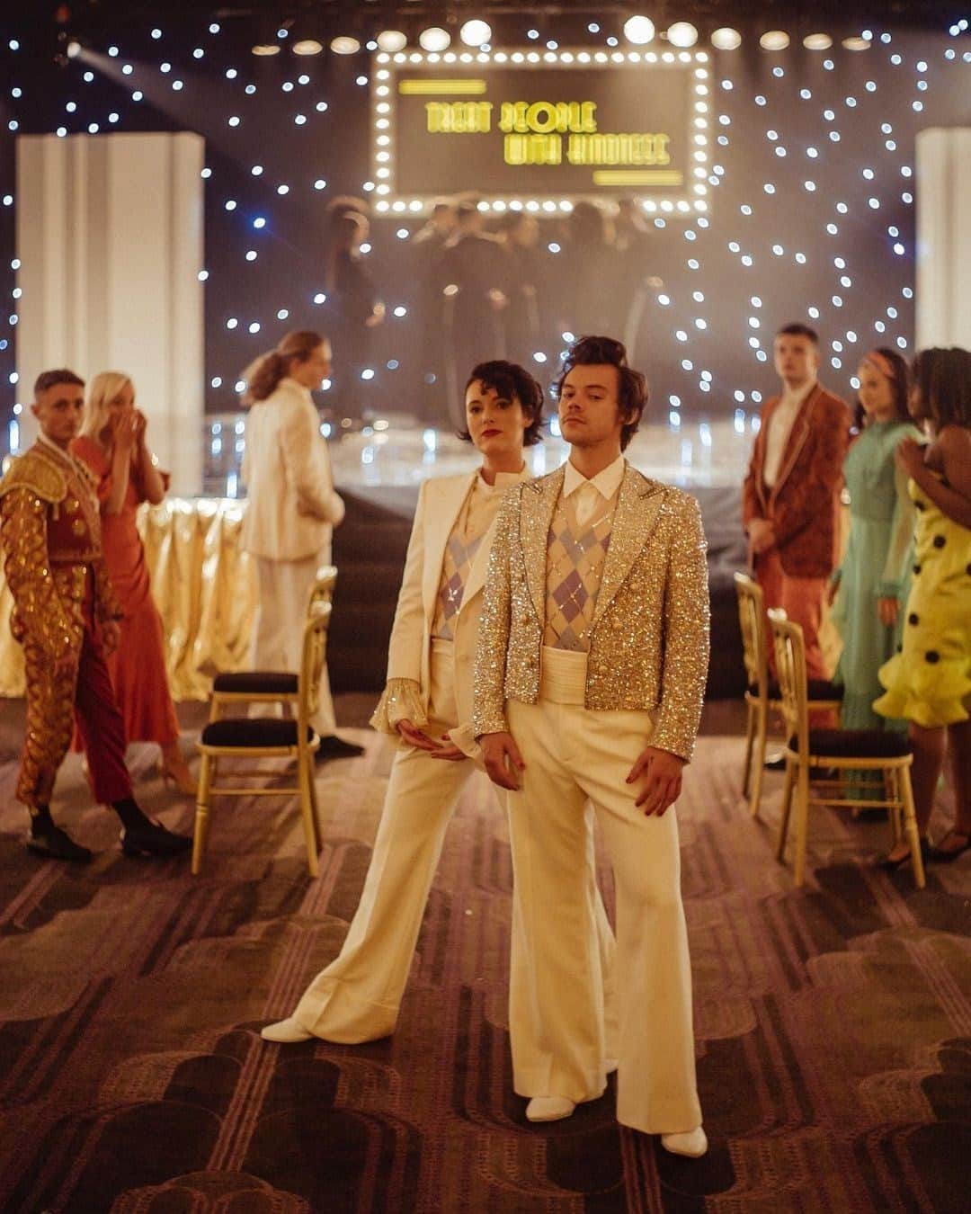 Dazed Magazineさんのインスタグラム写真 - (Dazed MagazineInstagram)「Suit game strong 💪  #PhoebeWallerBridge joins @harrystyles for a dance in the new video for “Treat People With Kindness” ⁠ ⁠ Tap the link in bio to watch the matching @gucci suits in action 📲⁠ ⁠ 📷🔄 @harrystyles」1月3日 0時10分 - dazed