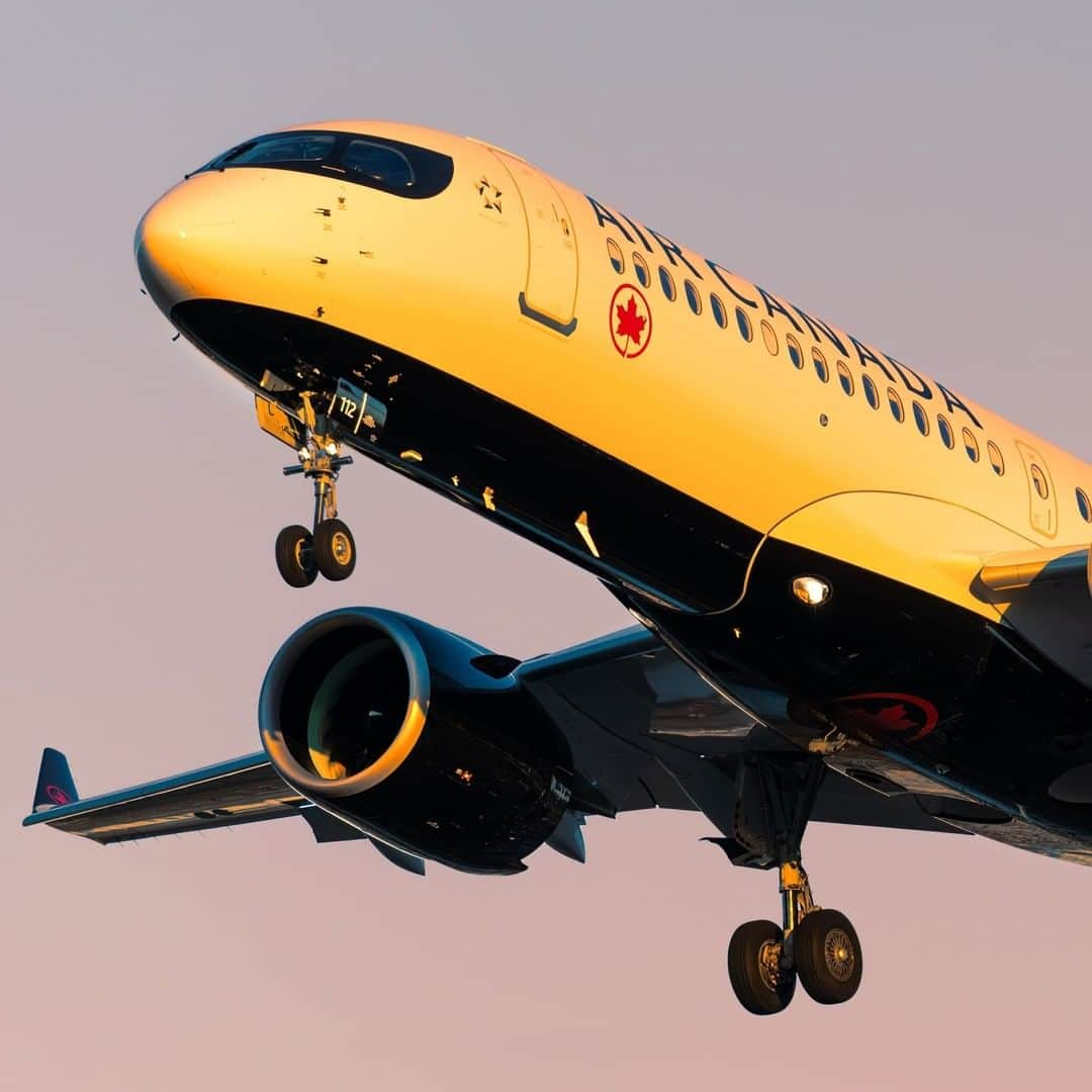 AIR CANADAさんのインスタグラム写真 - (AIR CANADAInstagram)「Nose, wheels, and turbines—all pointed toward the future. We look forward to serving you in 2021, and beyond!   📸: @onemoreweektogo . . Nez, roues et turbines — tous tournés vers l’avenir. Nous avons hâte de vous accompagner en 2021, et dans les années à venir!  📸: @onemoreweektogo」1月3日 0時15分 - aircanada