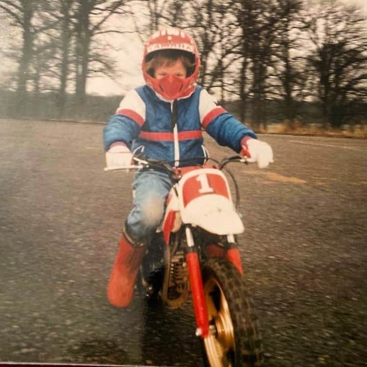 ジェンソン・バトンのインスタグラム：「Many moons ago! My first motorised vehicle, who remembers the PW50? I only fell of her once and it was when Dad removed the restrictor, straight off the back when I twisted the throttle 🤣 pw50 #bike #motorbike #yamaha」
