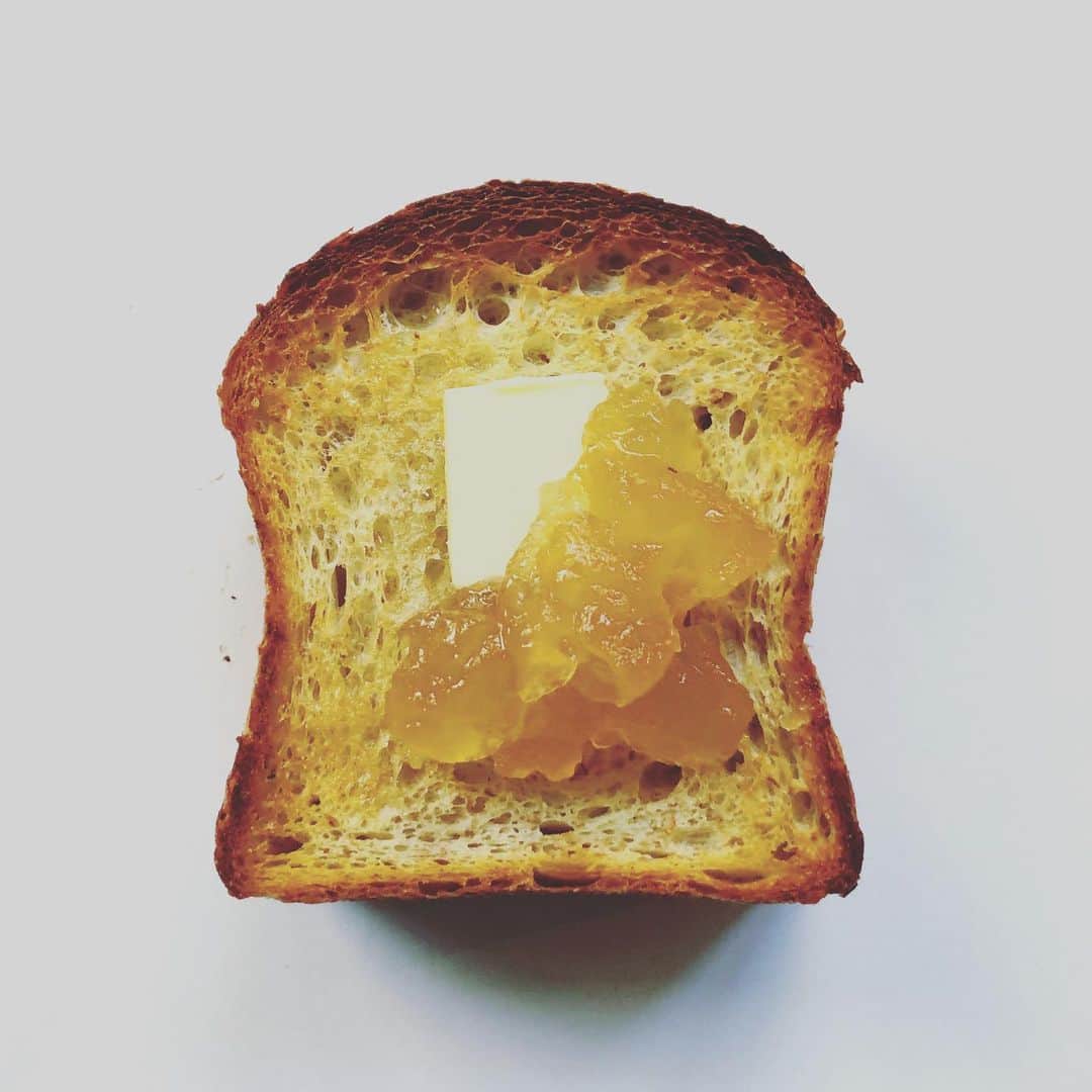 CHIPPRUSONのインスタグラム：「明けましておめでとうございます🎍  個人的にはバタバタな年末年始でしたが、少し落ち着いてきました。相変わらず、私の毎日はドラマチックで、毎週起きてくる出来事に気絶したい気持ちです…😂（お腹いっぱい、、、）  ずっと平凡で普通な人生に憧れていたのだけれど、ものすごく頑張って普通にしているつもりでも、身の周りで起きていく出来事が映画みたいで疲れます、、、そろそろ平凡は諦めて、ドラマチックな人生を楽しむことにしようかな、、、苦笑　  さてさて、今年の私はやる気満々。体は未だ回復途中で不調な日もまだまだありますが、なんだろう。とにかくパン焼きたい🍞🍞🍞元々パンを焼くのが好きなんだけど、実店舗を始めてからは、パン作りが好きだけでパン屋をやっていく難しさに、度々心が折れてきました。  パン屋って、色んな能力が必要です。パン作りはそりゃ大事なんだけど、経営は元より、人を上手く使えるか、段取り力、判断力がモノを言う世界です。  それが出来ない私は、ある意味職人から言わせてみれば、ただの趣味なのかもしれません。長らくそのあたりに悩み過ぎて、壁にぶち当たり過ぎて、パン作り自体が辛くなっていた時期が長かったのでした。  そういうことからもようやく抜けてきた感がある2021年。衝撃の引退宣言から何年！？か、もう忘れたけどね、、、笑  今の店を辞める為の費用を何とかして貯めるべく、大恥を忍んで早々に復帰し、何とかして田舎に引っ越して、のんびり暮らそうと考えていたはずなのに…（適応能力が無さすぎるパンの妖精、チエパンを田舎に放流してあげよう！！と、当時は仲良しのおじさま達がたくさん相談に乗ってくれたよな、、、😭🙏）  結局、CHIPPRUSONは続けているし、辞めるはずが、何とか路面店までやりたくなってるし、私は懲りない人間です。  趣味みたいでもいい。趣味みたいに手間かかることでも、他の人が出来ないレベルでやり尽くせば、利益度外視でぶっ飛んでやり抜けば、そのうち需要が生まれるかもしれない。  それが自分の個性だと思えるようになり、出来ない部分に悩むことを減らすようになりました。もういいの。趣味でも職人らしく出来なくても。好きなんだもの。これしかない人生です。  新年早々、お決まりのぶっちゃけトーク&長話ですが…😂今年は、いい面を伸ばせるよう、至らぬ面も引き続き、改善していけるように精進したいと思います👍✨」