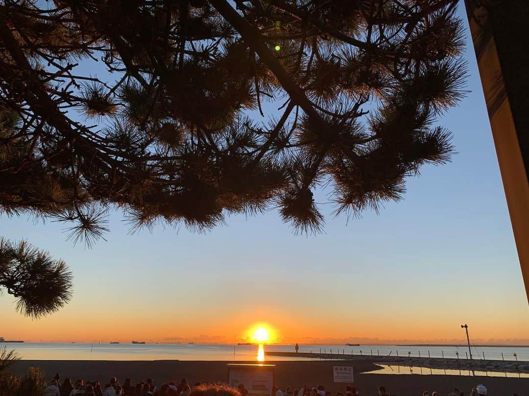 のインスタグラム：「. . 初日の出🌅🎍ご挨拶。 深い青がだんだん明るくなっていく瞬間がすき。 時間が一瞬止まってるのではないかと思うような連続。　 寒くてさむくてたまらないけど早起きしてよかったって 絶対思える。後ろには、まぁるいお月さんもいてくれて。 よるとあさの間はじまりの時間は綺麗でした、 最初の1日🌞🌝ぴかーーーん . . ✈︎✈︎上昇✈︎✈︎ . . #2021  #元旦 #初日の出　 #rise #sunrise  #ahappynewyear #japan」