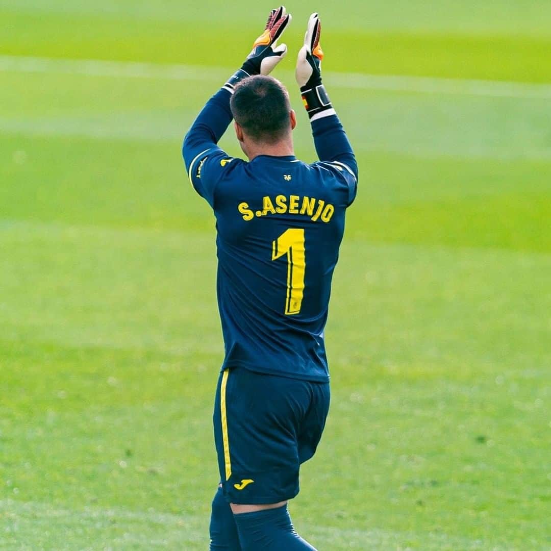 ビジャレアルCFのインスタグラム：「#VillarrealLevante  Este señor, don @sergioasenjo1, ha igualado hoy a  @diegolopezofficial como el portero con más partidos oficiales defendiendo la portería del #Villarreal en la élite (230).   ¡Y lo que queda . #VillarrealLevante  Today this man, Mr. @sergioasenjo1, equalled @diegolopezofficial's record as the goalkeeper to play the most official matches for #Villarreal in the elite (230).  And counting! 💪 . #futbol #football #soccer #laliga」