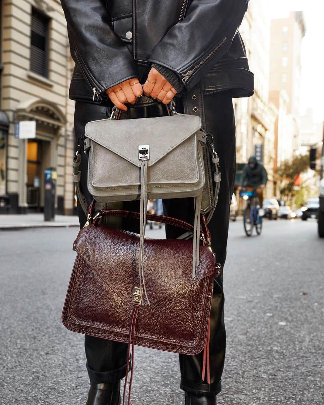 レベッカミンコフのインスタグラム：「Who doesn’t love a messenger bag!? 😍✨🙌🏼」