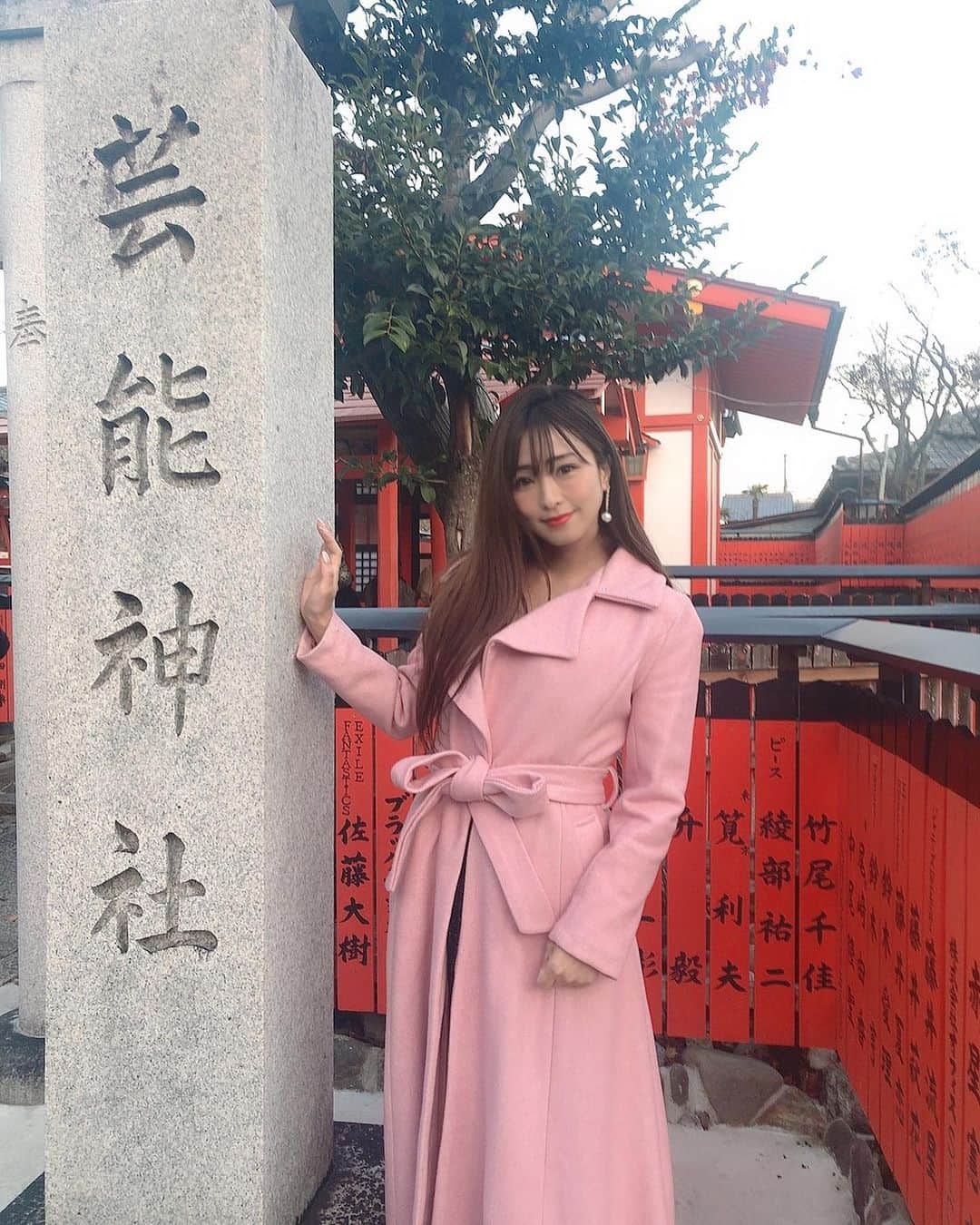 Fujikoのインスタグラム：「芸能神社で有名な車折神社と、 松尾大社にいってきました❤️  試しにおみくじしたら どっちも吉でした。笑  まー、吉でいいや🤣 今年はどんな一年になるんかな？  でも、どんな一年になるのかって、自分次第でしょ、  他力本願なんてだめ！  頑張らなきゃ！  探していこ、新しい自分をね👸🏻⭐️❤️  今日は、 丑年というわけで 今日はお肉食べたよー⛩  母と義理のパパと👨→わりとイケメン。 【わりと変な家庭環境です、あ、でもかなり平和ですよ】  今年はいっぱい歌作るぞー！  人生いっぱい味わってきた想いは 全ていい歌に変えられる  歌声にもステージにも生まれ変わる  私はきっと、生まれ持っての歌手です💖笑  #Fujiko#アーティスト#歌手#車折神社⛩ #お参り#初詣#2021」