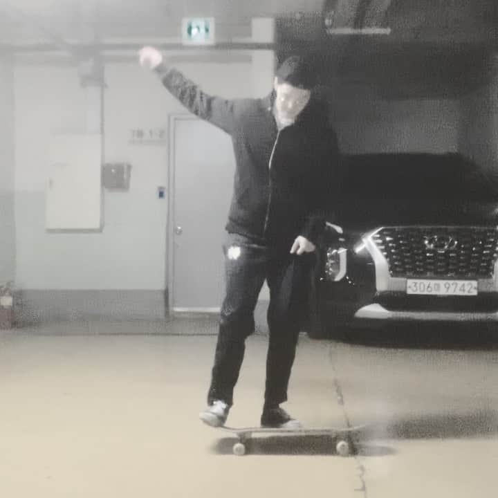 ZELO のインスタグラム：「I landed on a Tre flip for the first time 😃」