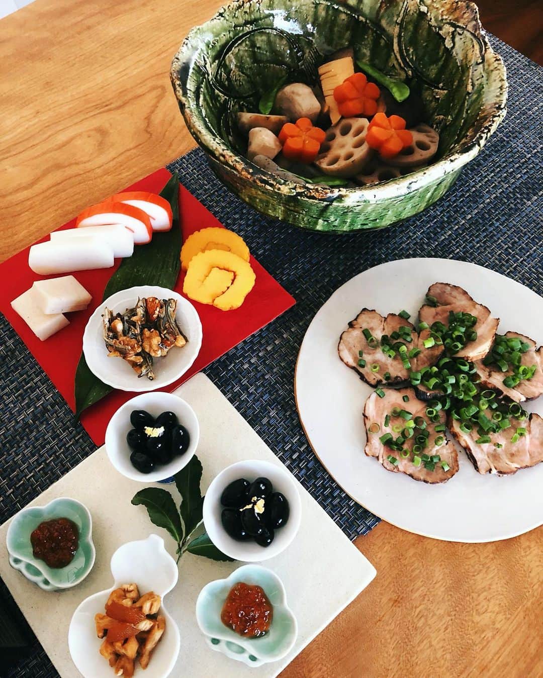 牧山純子さんのインスタグラム写真 - (牧山純子Instagram)「我が家のおせち料理はこんな感じ☺️  #おせち #おせち料理」1月3日 0時43分 - junko.violin1202