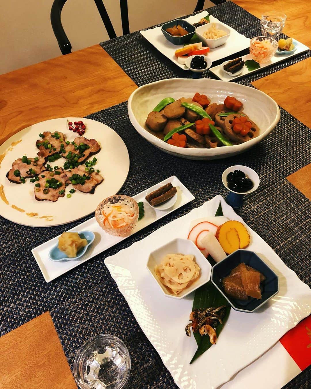 牧山純子さんのインスタグラム写真 - (牧山純子Instagram)「我が家のおせち料理はこんな感じ☺️  #おせち #おせち料理」1月3日 0時43分 - junko.violin1202