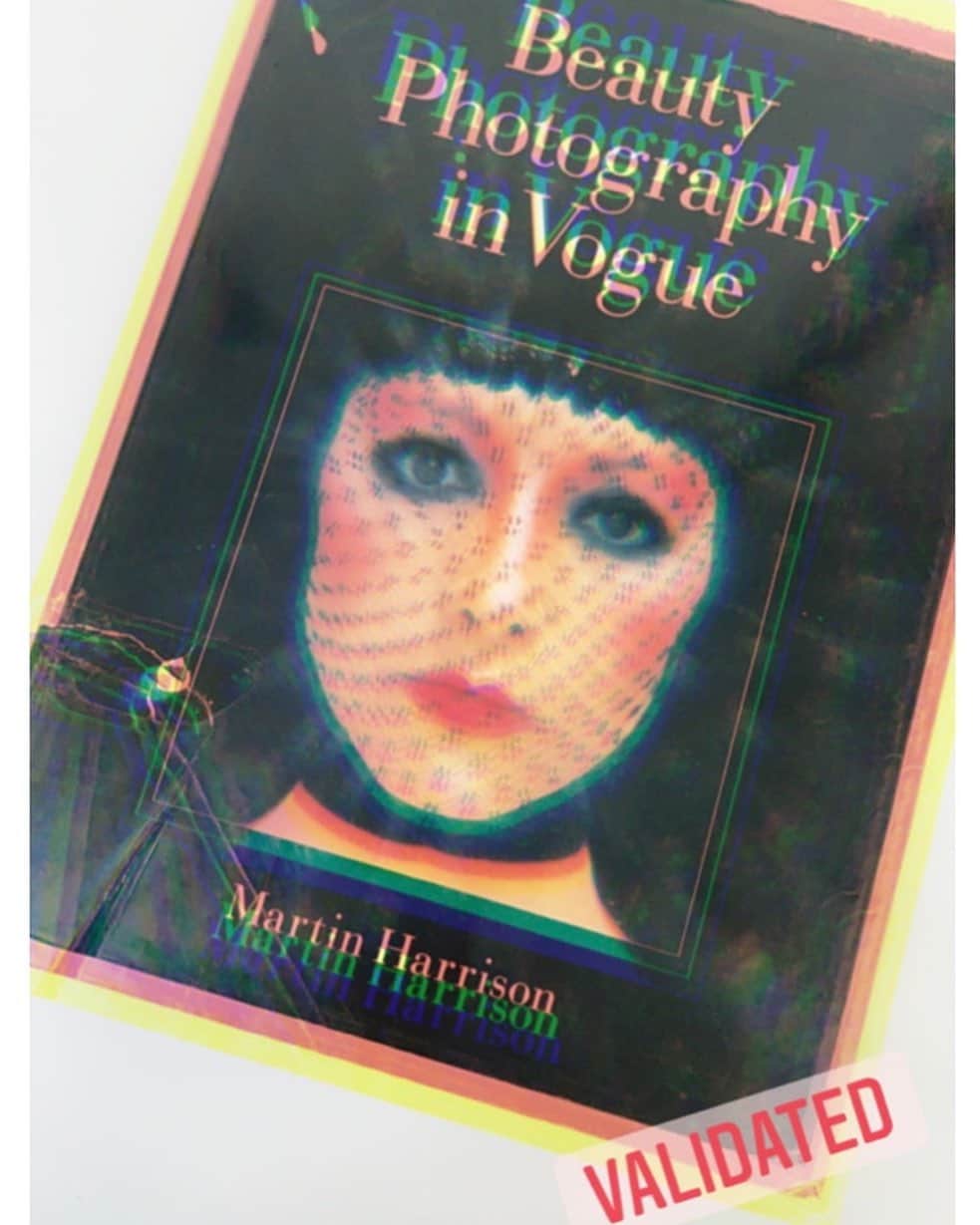 ValGarlandのインスタグラム：「Treasures from the archives 💥💥💥💥  #BeautyPhotographyInVogue #MartinHarrison  1987  Vivid beauty assemblage by the great #RichardAvedon, #CecilBeaton, #IrvingPenn to name a few.....  #ValsLibrary #Validated」