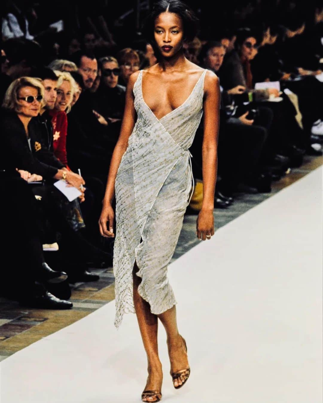 ナルシソロドリゲスさんのインスタグラム写真 - (ナルシソロドリゲスInstagram)「RP @The_LBP Bringing the past into the present: Narciso Rodriguez for Cerruti, Spring 1997. Read the interview with Laird Borrelli-Persson now on @VogueRunway — link in bio. #NARCISO #narcisorodriguez #narcisoarchive #voguerunway」1月3日 0時49分 - narciso_rodriguez