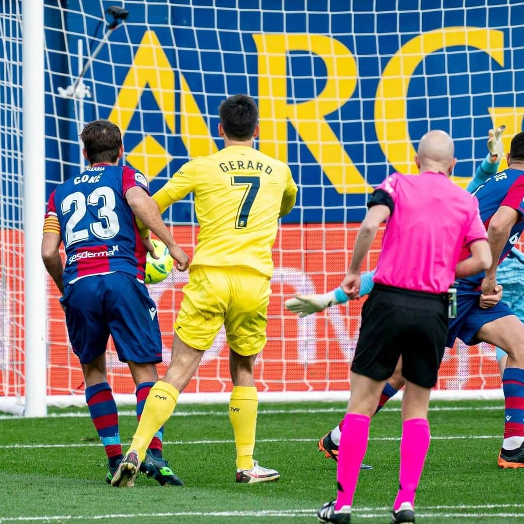 ビジャレアルCFのインスタグラム：「¡Vaya temporada de @gerard_moreno 😱👏!  ⚽️ 9 goles 🤝 1 asistencia 💪 15 partidos en @laliga  ⏰ 1325 minutos . What a season @gerard_moreno is having! 😱👏  ⚽️ 9 goals 🤝 1 assist 💪 15 @laliga matches ⏰ 1325 minutes  . #VillarrealLevante #Villarreal #futbol #football #soccer #laliga」