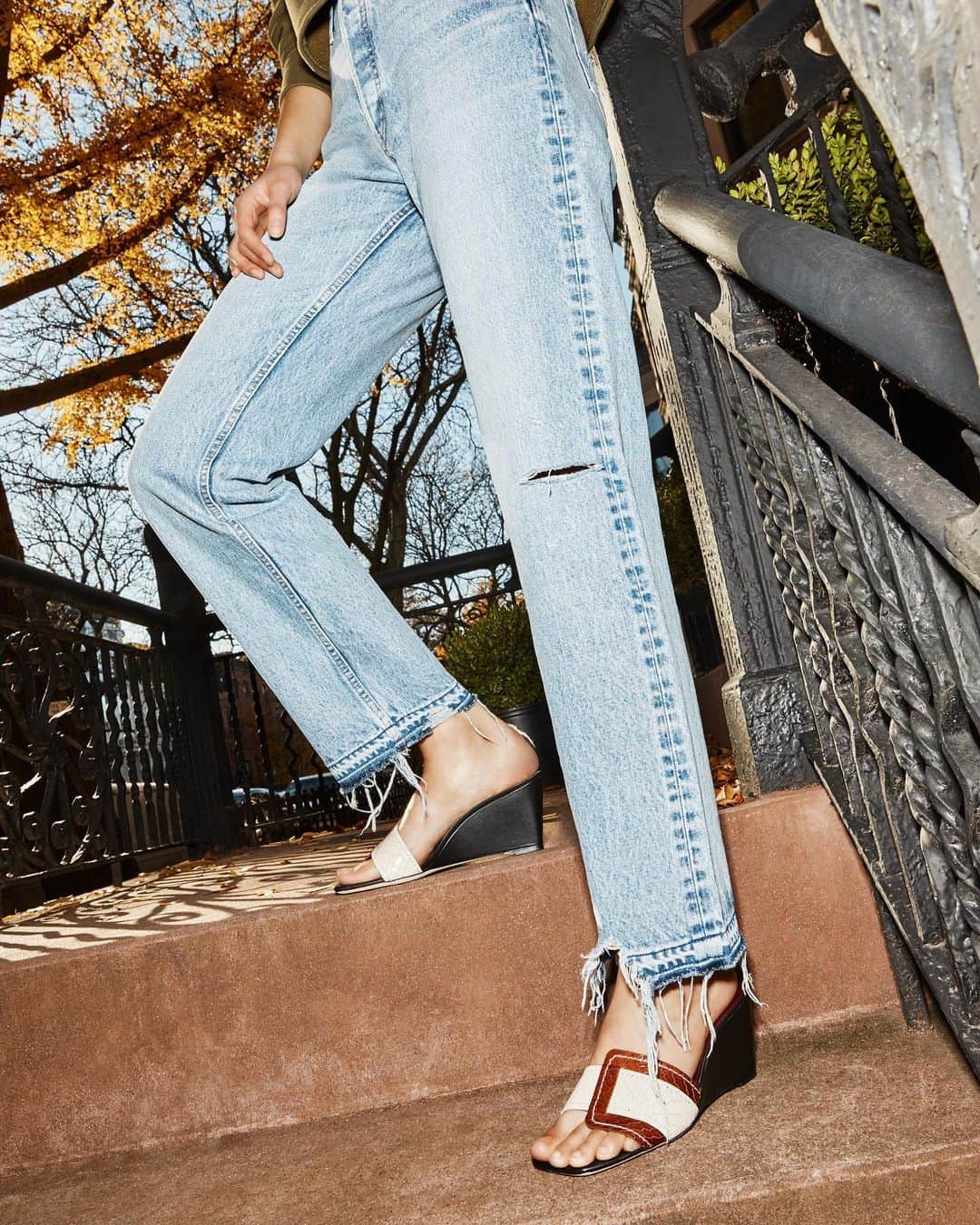Saks Fifth Avenueのインスタグラム：「Minimalism perfected. These are your go-with-everything sandals from @staud.clothing. #10022SHOE」