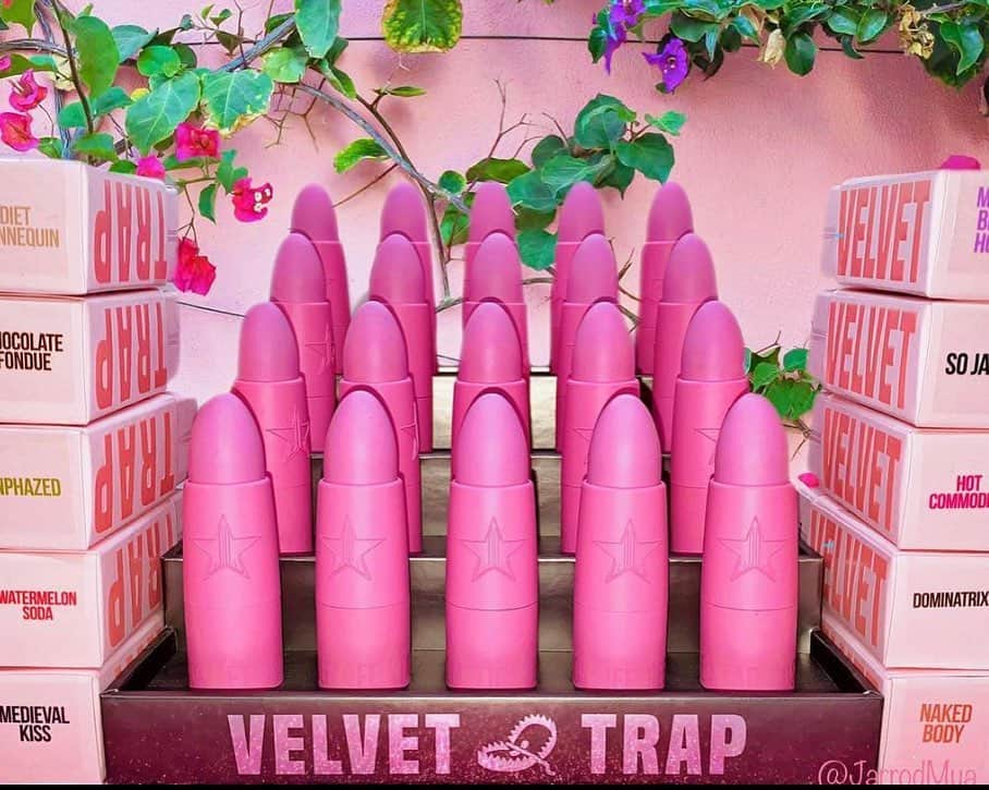 Jeffree Star Cosmeticsさんのインスタグラム写真 - (Jeffree Star CosmeticsInstagram)「The Velvet Trap line up 🎀 What is your go to shade? 💕   Photo by: @jarrodmua   #jeffreestarcosmetics」1月3日 1時02分 - jeffreestarcosmetics