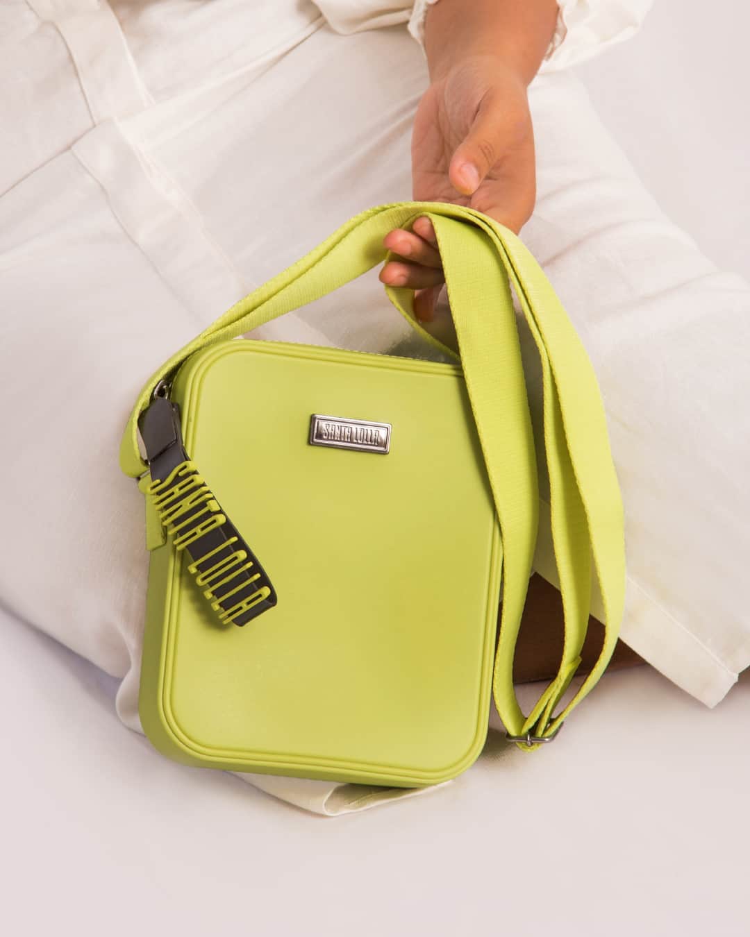 Santa Lollaのインスタグラム：「O primeiro fim de semana de 2021 merece uma cor energizante e alegre como o Avocado! Na nossa bolsa tiracolo, ganha mais destaque graças ao material emborrachado, além das alças esportivas no mesmo tom. Desliza para o lado e confira mais opções de cores. [ R$189,90 cada ] #santalollaverao21 #goodvibes #SLhandbags #colors #avocado #lollasport」