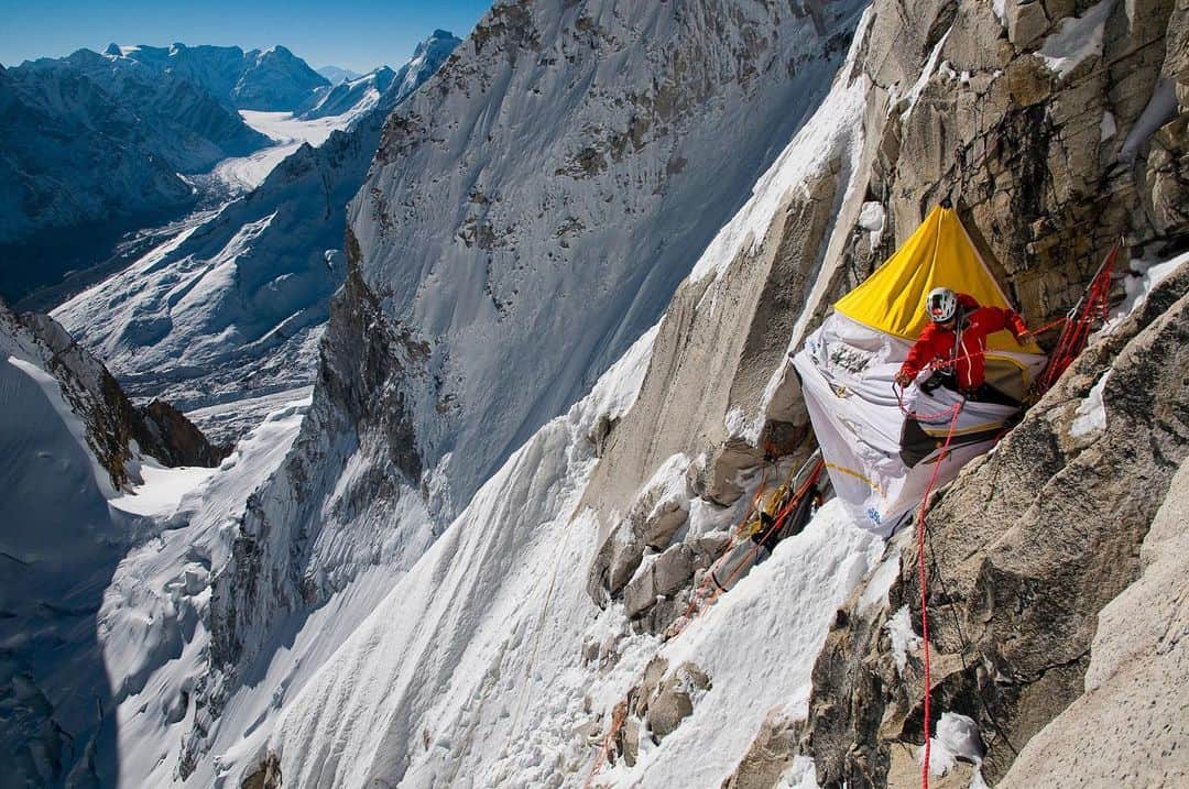 のインスタグラム：「Home is where you have to stop climbing in the middle of the night from exhaustion and set up the portaledge. Always nice to wake up to a good view after a hard night.  ⁣ @conrad_anker @renan_ozturk @thenorthface @merufilm」