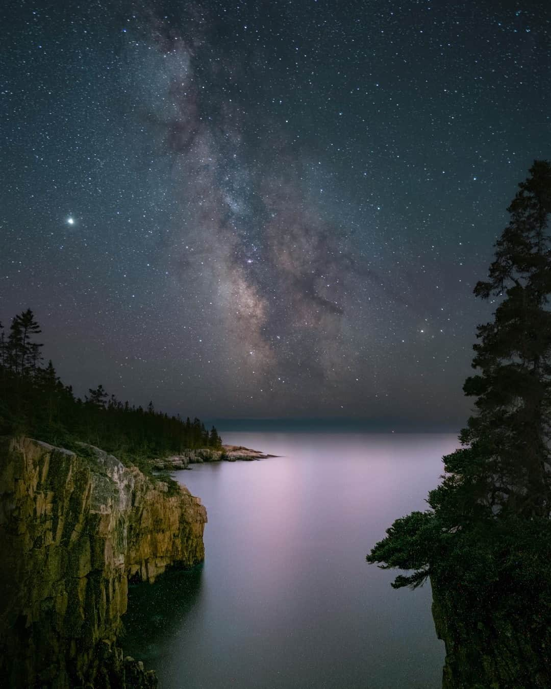 アメリカ内務省さんのインスタグラム写真 - (アメリカ内務省Instagram)「“A sky as pure as water bathed the stars and brought them out.“ – Antoine de Saint-Exupéry   Treat yourself to a Milky Way view from Acadia National Park in #Maine. You can almost hear the waves crashing 30 feet below as the darkness brings out an incredible array of #stars. Taken over the summer, #stargazing is an exhilarating way to experience time on public lands and #nationalparks. Consider this your reminder to look up. Each season brings a charming view and a chance to consider our #galaxy with a sense of wonder. Photo @AcadiaNPS courtesy of Nevin Johnson (@nev.in.color). #usinterior #AcadiaNPS #looktothestars #astrophotography」1月3日 0時58分 - usinterior