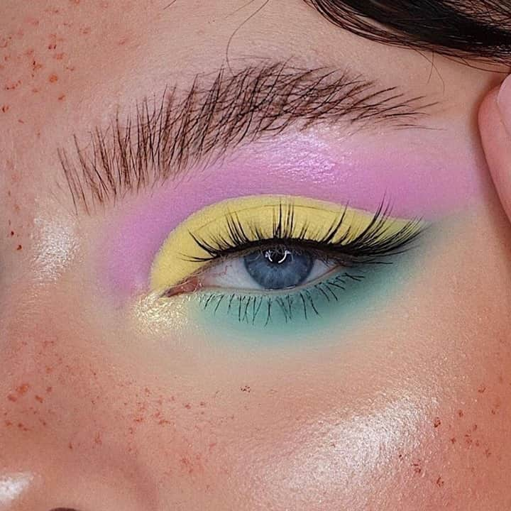 M·A·C Cosmetics UK & Irelandさんのインスタグラム写真 - (M·A·C Cosmetics UK & IrelandInstagram)「Just leaving this here to BRIGHTEN your day☀️⁠ Add a pop of colour to your weekend💛💜💚⁠ ⁠#30 Artiste Lash #regram @jantoski23⁠ #MACCosmeticsUK #MACCosmetics #NewYear #NewYearMakeup #Makeup⁠」1月3日 1時01分 - maccosmeticsuk