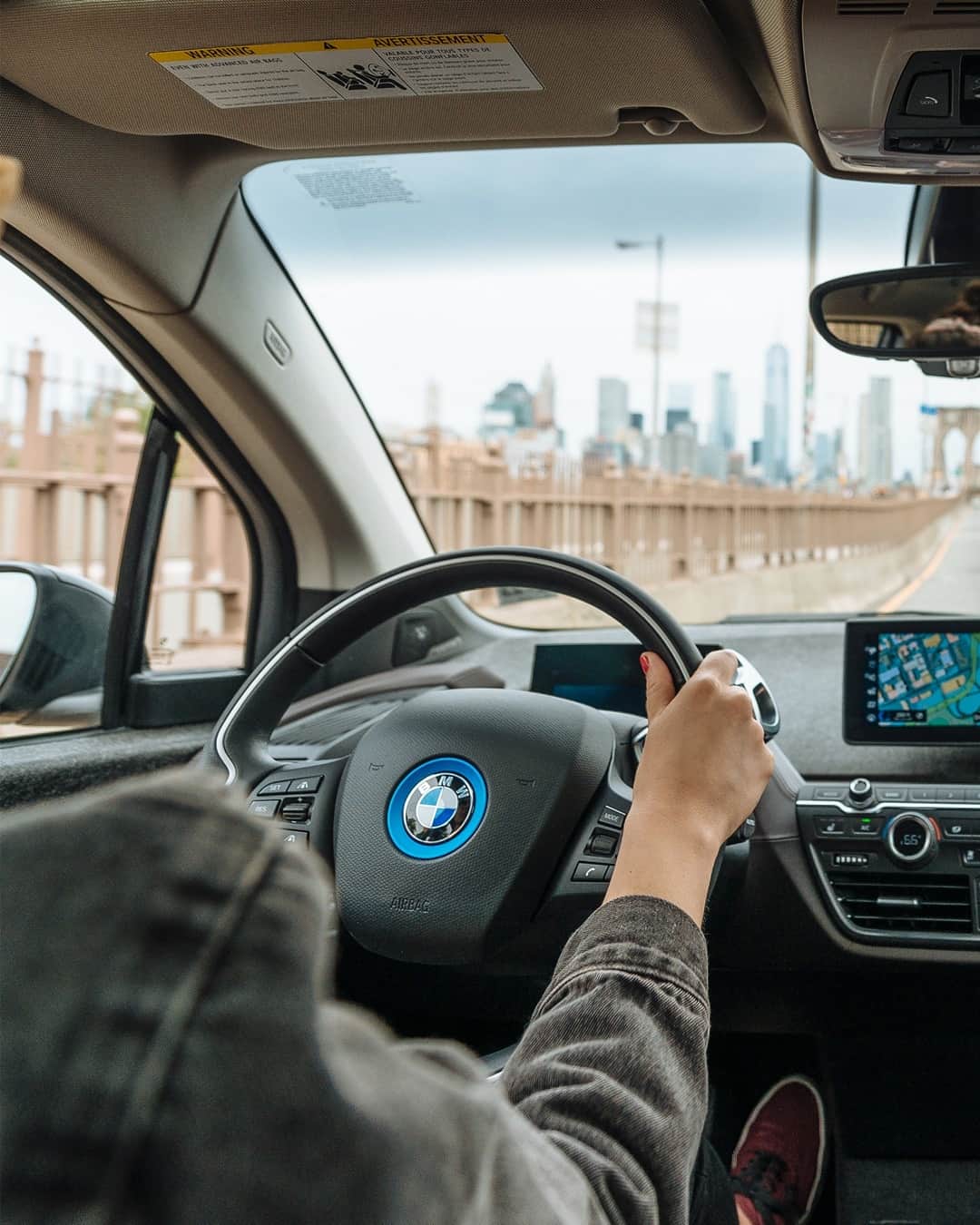 BMWのインスタグラム：「Big city life.  The BMW i3. #Thei3 #BMW #i3 #BMWi @bmwi @kevinwonka @sohohouse @sohohouselosangeles @bmwgroupculture __ BMW i3 (120 Ah): Energy consumption in kWh/100 km (combined): 13.1. CO2 emissions in g/km (combined): 0. Further information: www.bmw.com/disclaimer.  	 Acceleration (0-100 km/h): 6.9 s. Power: 125 kW, 170 hp, 250 Nm. Top speed (limited): 160 km/h.」