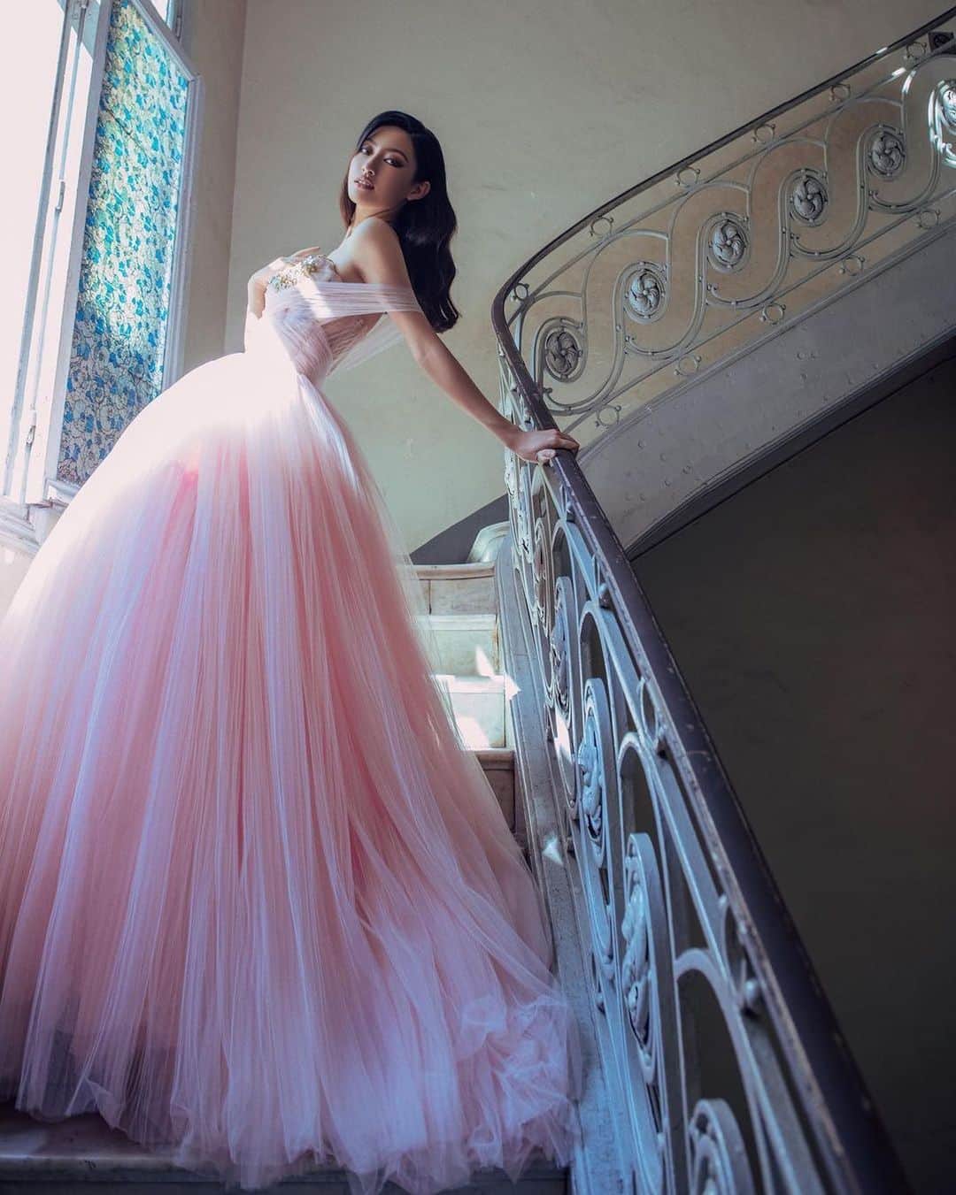 Galia Lahavさんのインスタグラム写真 - (Galia LahavInstagram)「PRINCESS LIFE 👑✨ // Would you rock a pink wedding dress like @_luongthuylinh_ ? 💓 #GaliaLahav」1月3日 1時03分 - galialahav