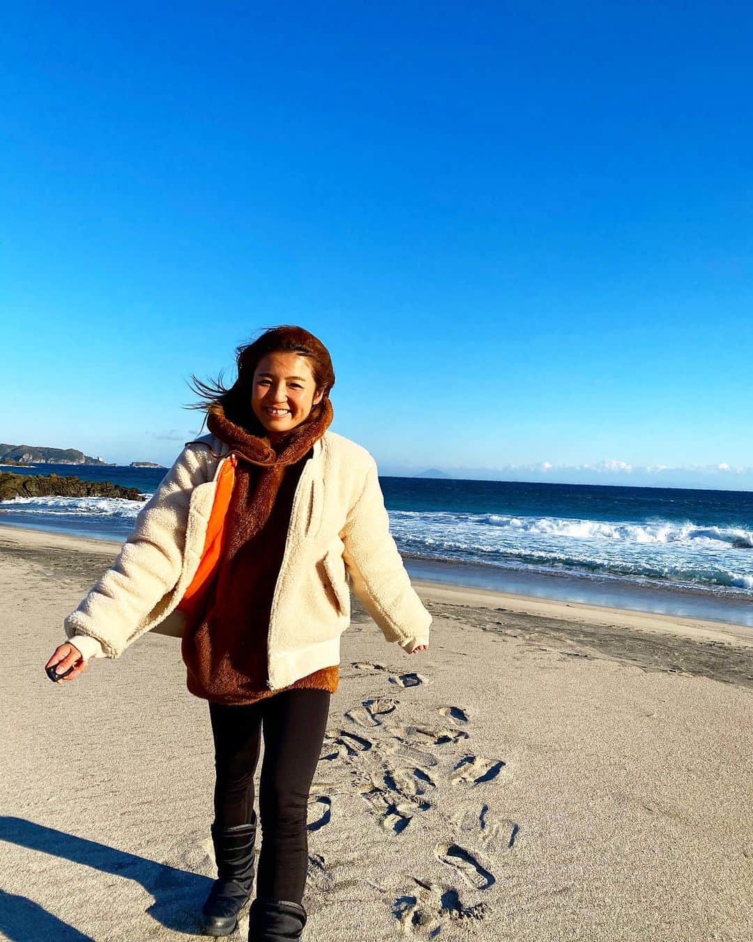 なーみのインスタグラム：「🌊 2021年、どれだけ自分にナチュラルに 生きられるか。 。 一歩踏み出すことが出来るか 。 心から楽しめるか 。 。 ママであり、女である事。 女神のような でっかい心でいたいものだ🗽 。 。 #海#空#笑顔#2021 #新しい年が始まるよ #子供達が笑顔でありますよに」