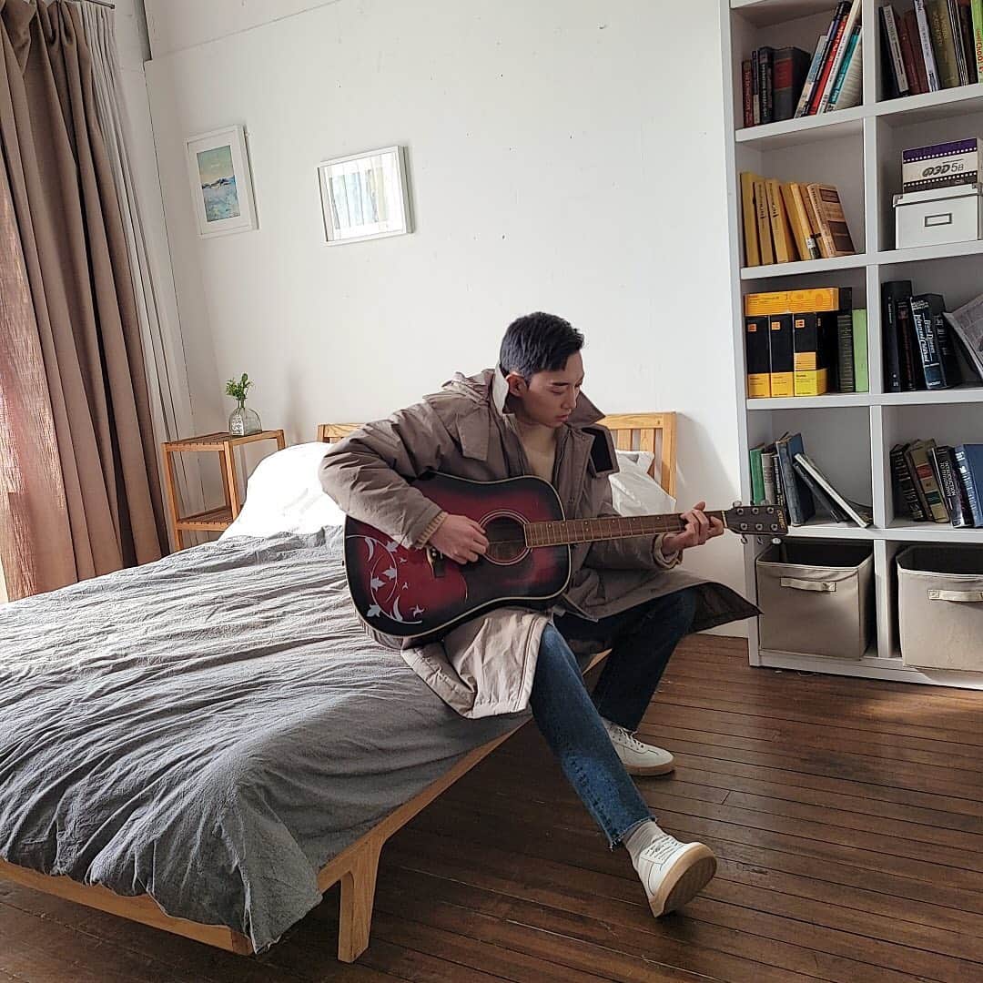 フンのインスタグラム：「#kissme #ukiss #I #Wish  기타잘치는척 하는데 왜 부끄럽게 쳐다봐~ (그런느낌?ㅎㅎ)  Kissme goodnight😉」