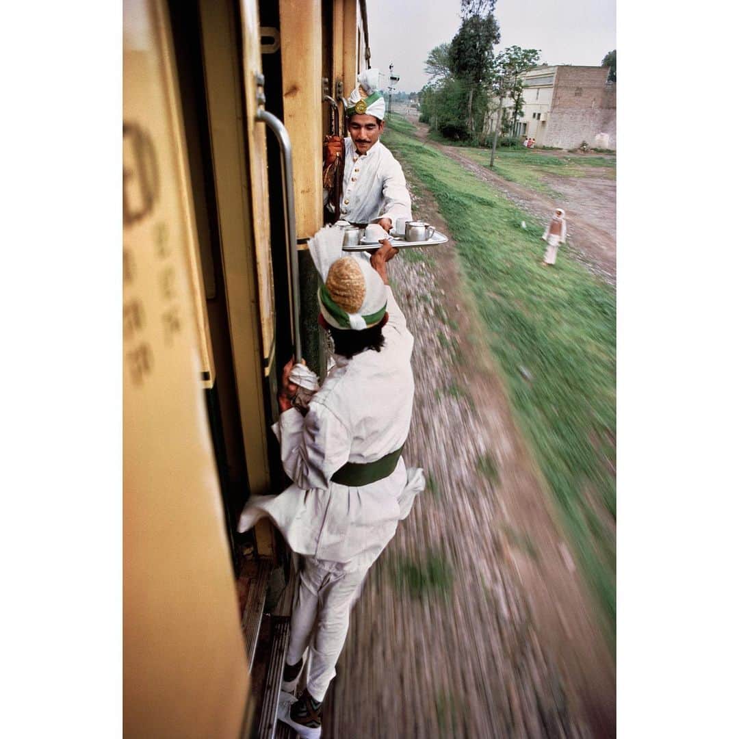 スティーブ・マカリーさんのインスタグラム写真 - (スティーブ・マカリーInstagram)「Men pass breakfast tea from the kitchen car because the door between the train cars was locked. On the railway from Peshawar to Rawalpindi, #Pakistan, 1983.  #SteveMcCurry」1月3日 1時15分 - stevemccurryofficial