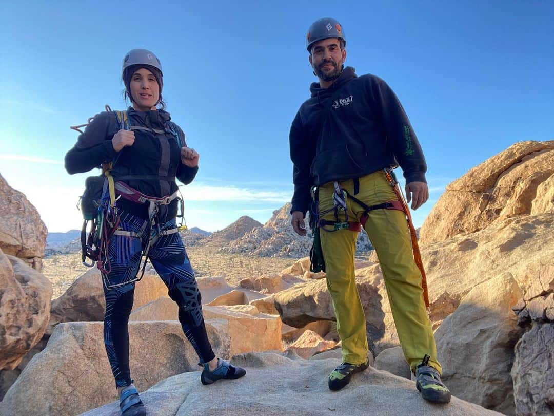 イグナシオ・セルキオのインスタグラム：「Getting into trouble with my sister to start the new year right! . . . #rockclimbing #yourmentalhealthmatters 💚」
