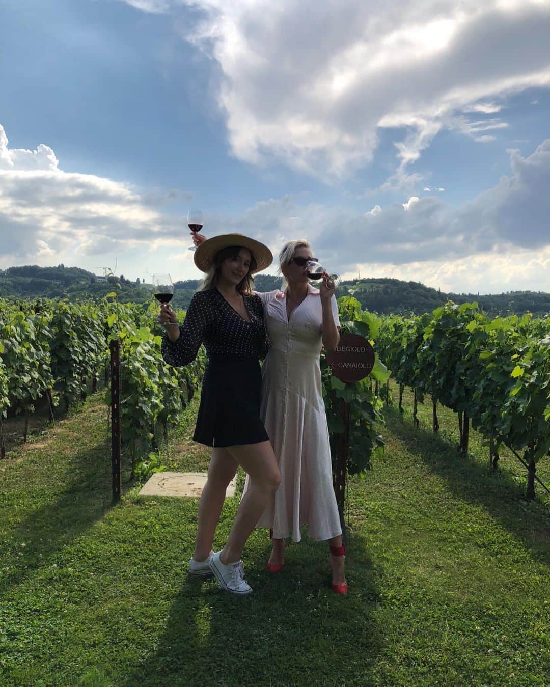 キャロライン・ヴリーランドさんのインスタグラム写真 - (キャロライン・ヴリーランドInstagram)「HAPPY BIRTHDAY BABY @avreeland! Not a shred of a clue where I would be without your sisterhood, friendship, kindness, and love. You are a special light in this world, there is no one like you. My heart feels such relief knowing I have you in my corner, always. And rest assured I will ALWAYS protect you my baby sister ❤️ Thank you for making me laugh, feeding me triscuits, guiding me when I’m in the wrong, and for sharing your extraordinary gift of poetry to the world. I adore every piece of you baba, my love. I know at 80 we will still be FaceTiming 10 times a day 😝 💋」1月3日 1時36分 - carolinevreeland