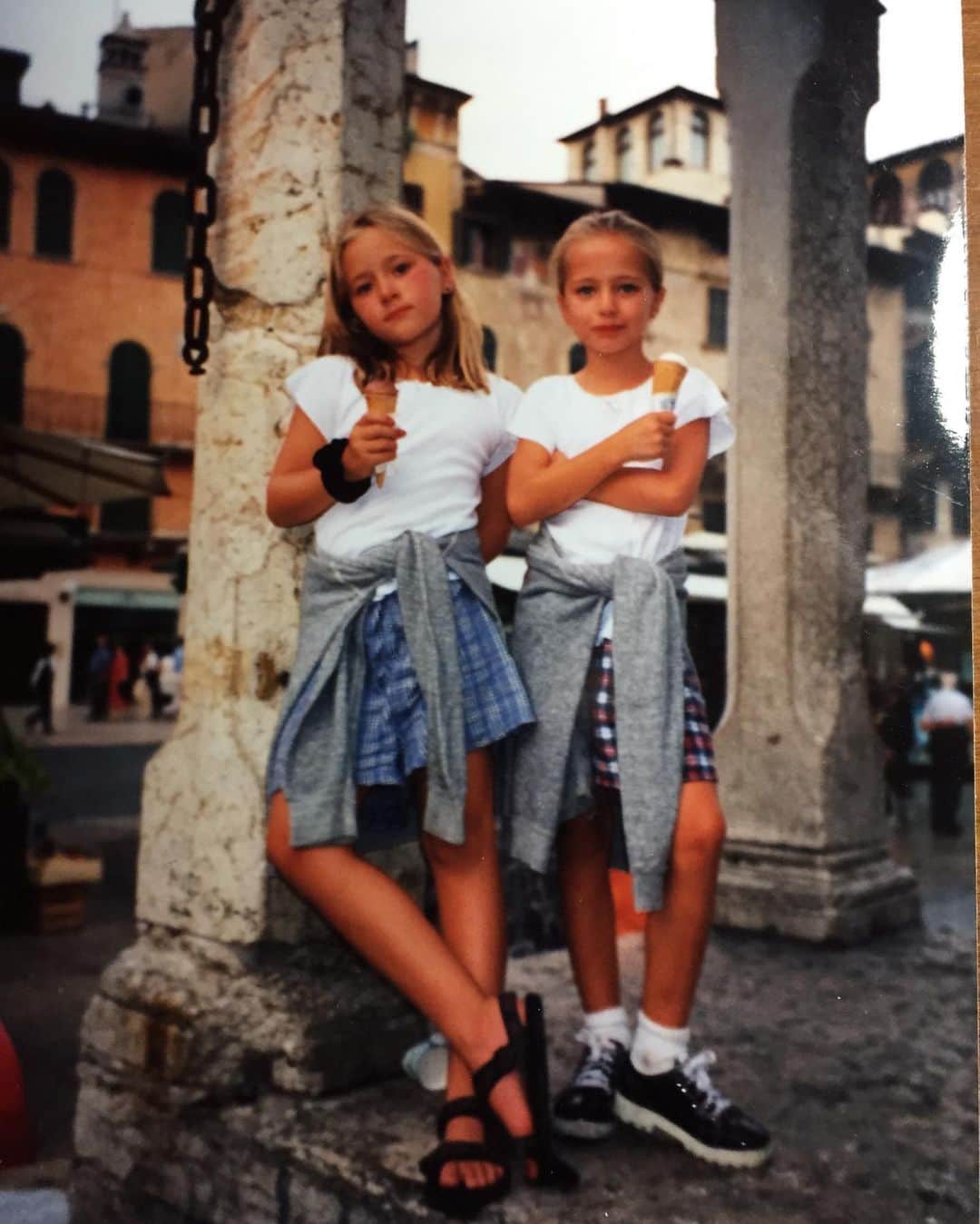 キャロライン・ヴリーランドさんのインスタグラム写真 - (キャロライン・ヴリーランドInstagram)「HAPPY BIRTHDAY BABY @avreeland! Not a shred of a clue where I would be without your sisterhood, friendship, kindness, and love. You are a special light in this world, there is no one like you. My heart feels such relief knowing I have you in my corner, always. And rest assured I will ALWAYS protect you my baby sister ❤️ Thank you for making me laugh, feeding me triscuits, guiding me when I’m in the wrong, and for sharing your extraordinary gift of poetry to the world. I adore every piece of you baba, my love. I know at 80 we will still be FaceTiming 10 times a day 😝 💋」1月3日 1時36分 - carolinevreeland