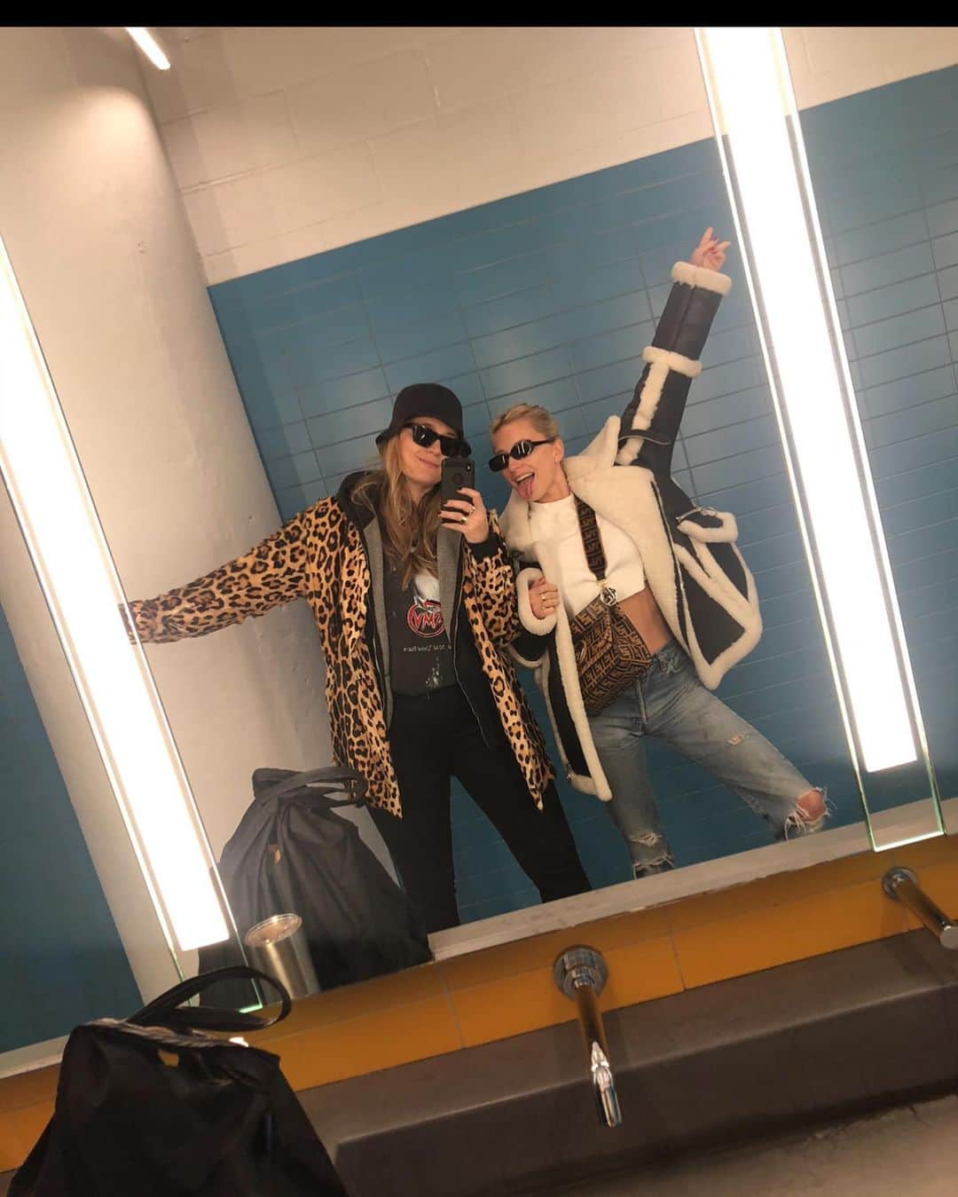 キャロライン・ヴリーランドさんのインスタグラム写真 - (キャロライン・ヴリーランドInstagram)「HAPPY BIRTHDAY BABY @avreeland! Not a shred of a clue where I would be without your sisterhood, friendship, kindness, and love. You are a special light in this world, there is no one like you. My heart feels such relief knowing I have you in my corner, always. And rest assured I will ALWAYS protect you my baby sister ❤️ Thank you for making me laugh, feeding me triscuits, guiding me when I’m in the wrong, and for sharing your extraordinary gift of poetry to the world. I adore every piece of you baba, my love. I know at 80 we will still be FaceTiming 10 times a day 😝 💋」1月3日 1時36分 - carolinevreeland