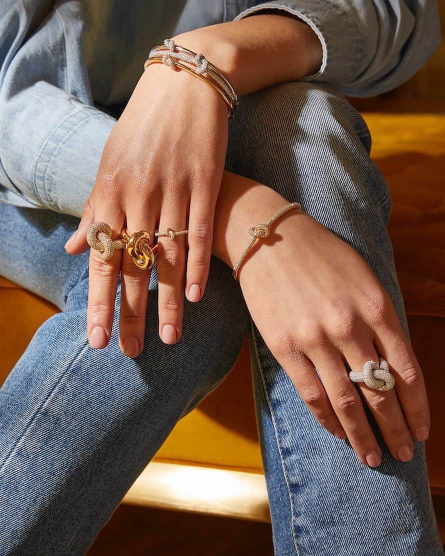 のインスタグラム：「Scandinavian modernity meets luxury jewellery in @EngelbertStockholm – epitomised in the sculptural Absolutely Knot collection. Tap to shop it now.   #Harrods #HarrodsLuxuryJewellery #NewToHarrods   Our stores are closed – but you can still shop remotely through our Personal Shopping service, and online at harrods.com.」